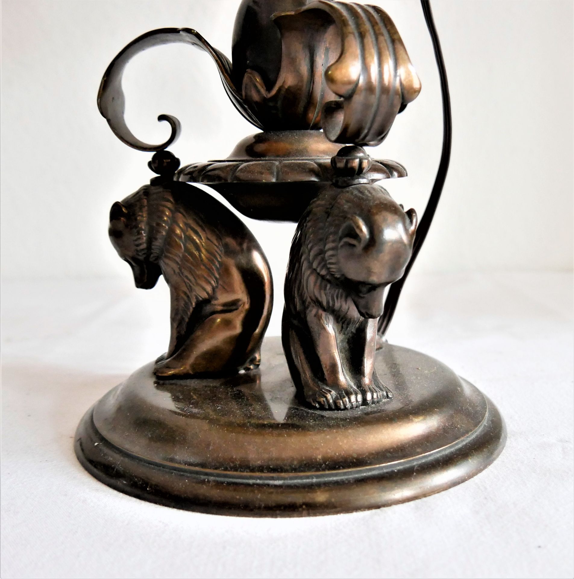 2-flammige Bronze-Stehlampe. Als Füße 3 tragende Bären. Funktion nicht geprüft. Höhe ca. 65 cm - Image 3 of 4