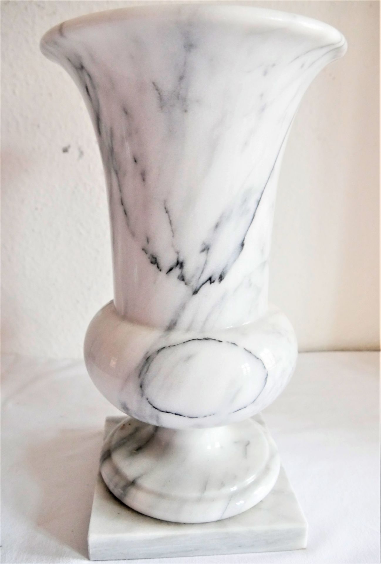 Große Marmorkrater Vase, schwere Ausführung. Höhe ca. 39 cm. Guter Zustand. - Image 2 of 3
