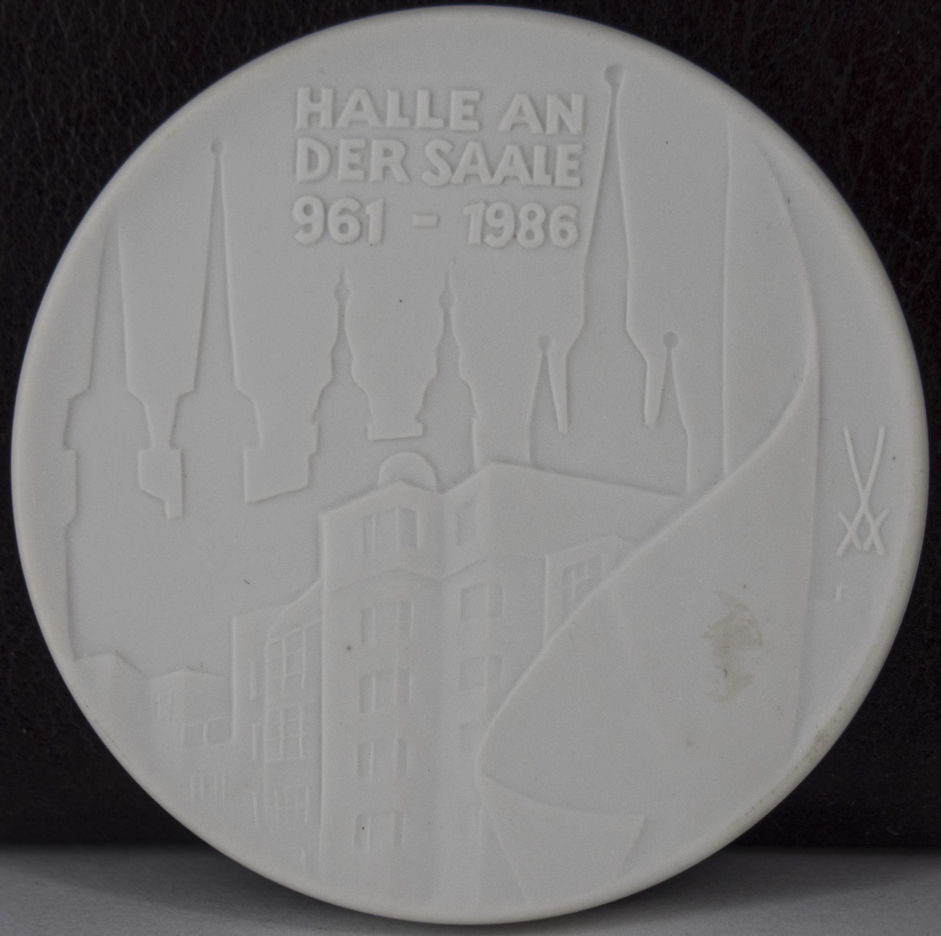 Porzellan - Medaille "1025 Jahre Stadt Halle an der Saale", Meißen, Durchmesser: ca. 65 mm.