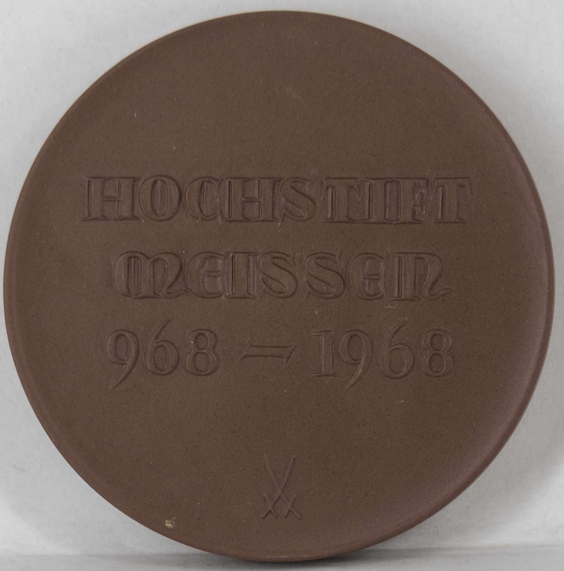 Porzellan - Medaille "Hochstift Meissen 968 - 1968", Meißen, Durchmesser: ca. 65 mm. Erhaltung: VZ. - Image 2 of 2