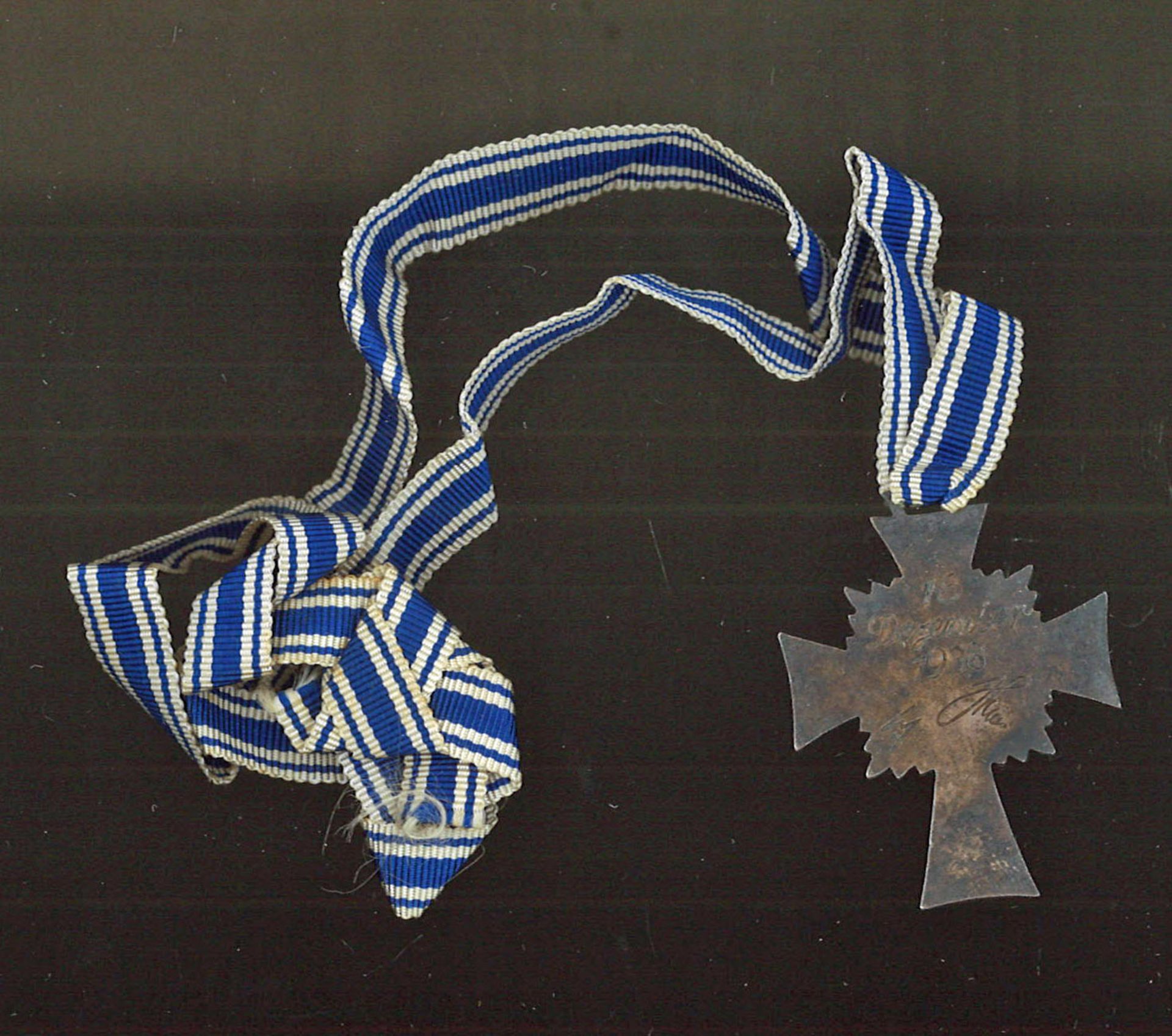 3. Reich, Mutterkreuz in Bronze, 3. Stufe mit Verleihungstüte, diese starke Gebrauchsspuren. - Image 3 of 3