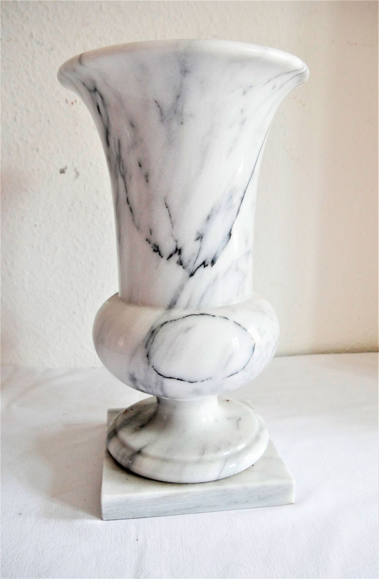 Große Marmorkrater Vase, schwere Ausführung. Höhe ca. 39 cm. Guter Zustand.