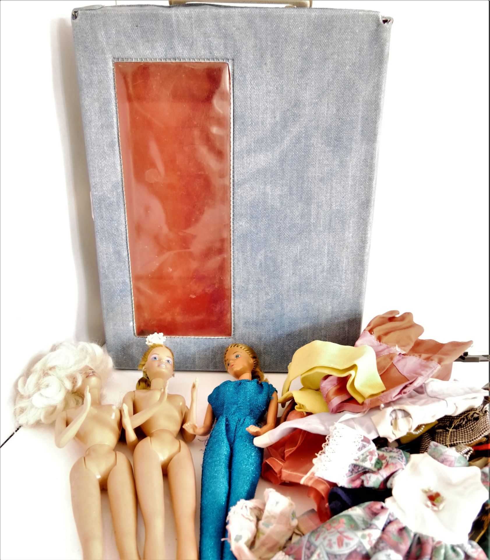Lot Barbiepuppen mit Zubehör und 2 Koffern. Gebrauchter Zustand - Image 4 of 5