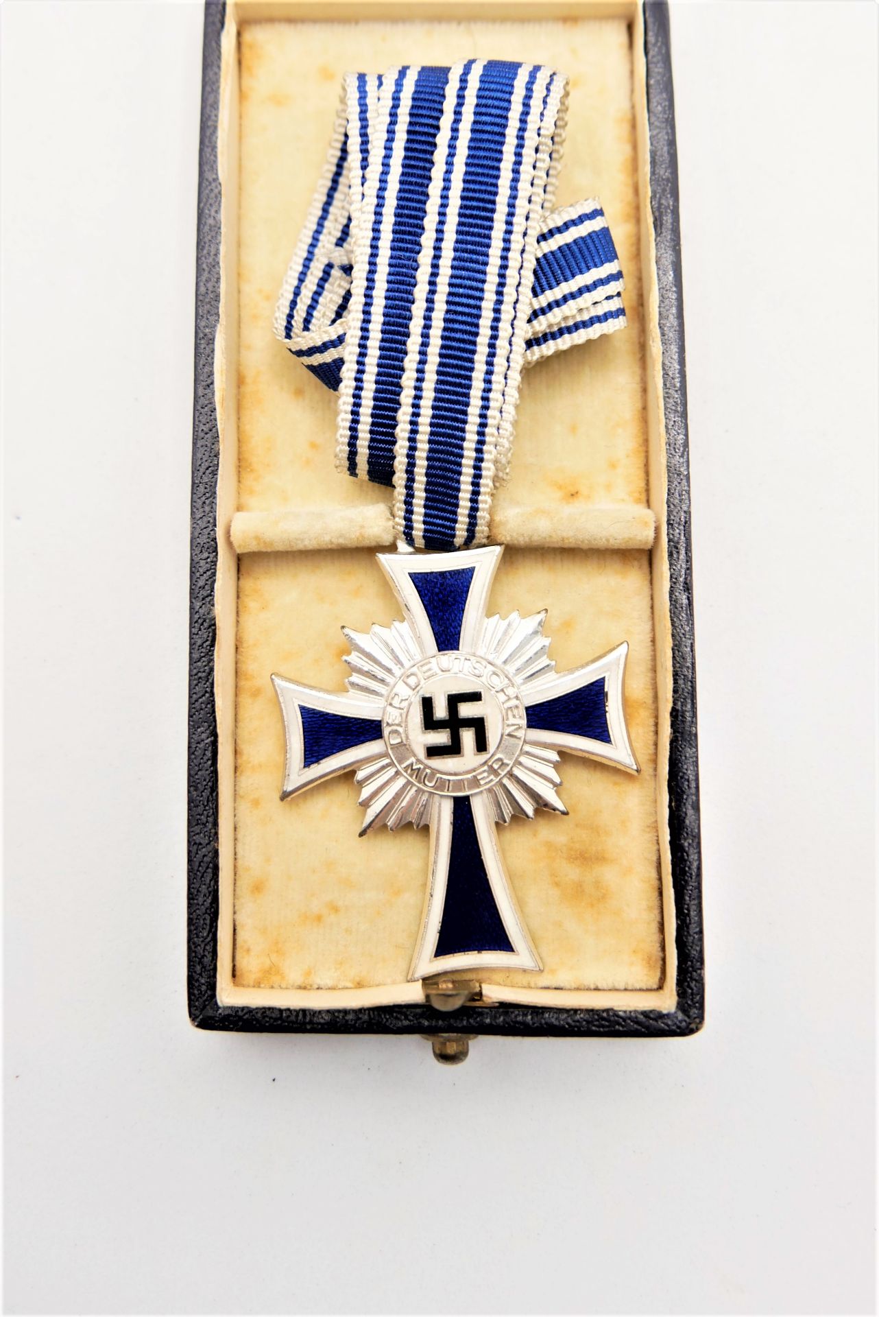 gut erhaltenes Mutterkreuz in Silber am Band mit Original Verleihungsetui. - Image 2 of 4