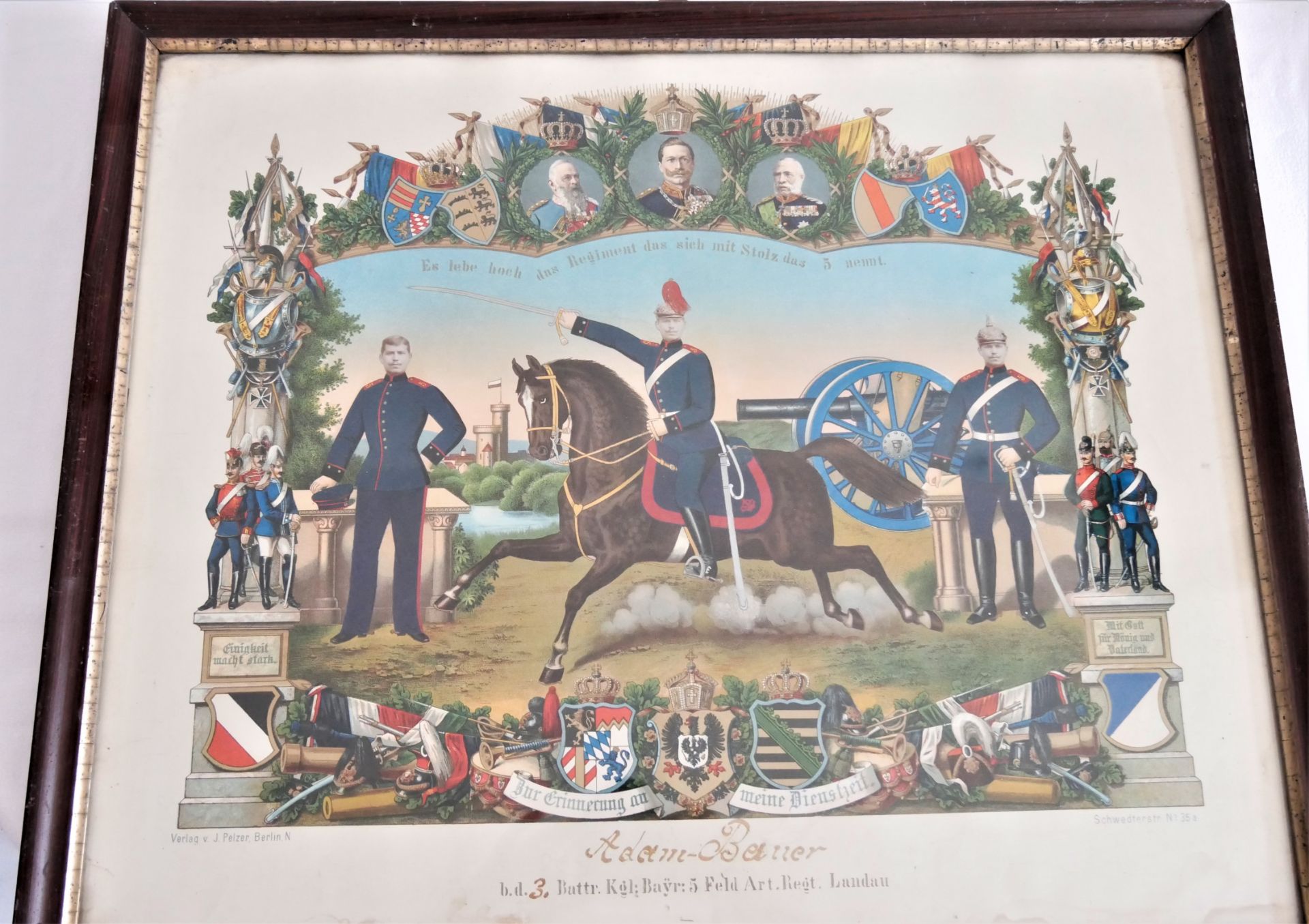 "Es lebe hoch das Regiment, das sich mit Stolz das 5 nennt". Farbige Lithographie, im Vordergrund