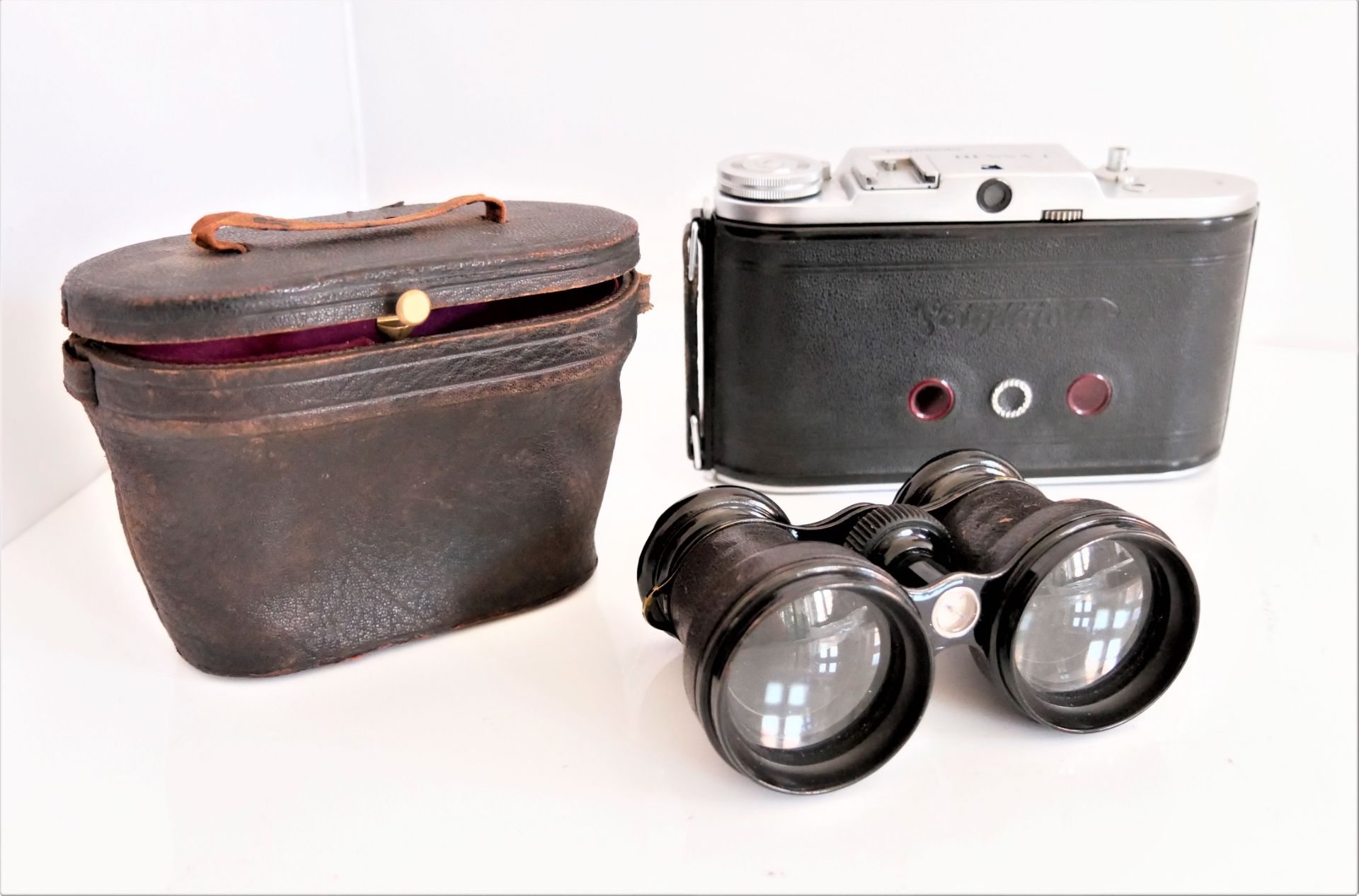 1 Voigtländer Klappkamera Modell Bessa I, Funktion nicht geprüft, sowie 1 Fernglas mit Kompass.
