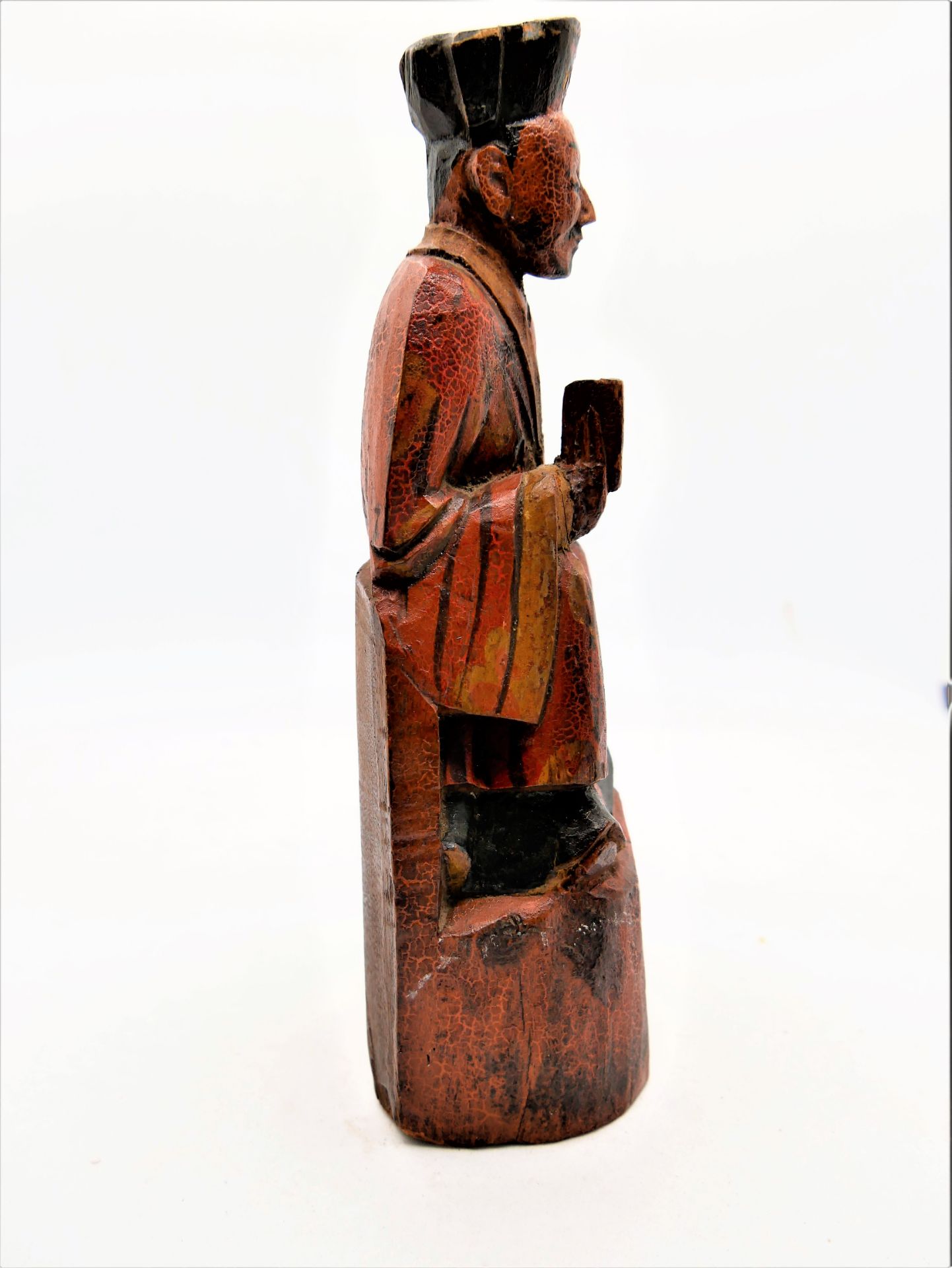 Holzfigur China, Hofbeamter, 19. Jahrhundert. Auf der Rückseite mit "Glückwunsch Öffnung". Höhe - Image 2 of 4