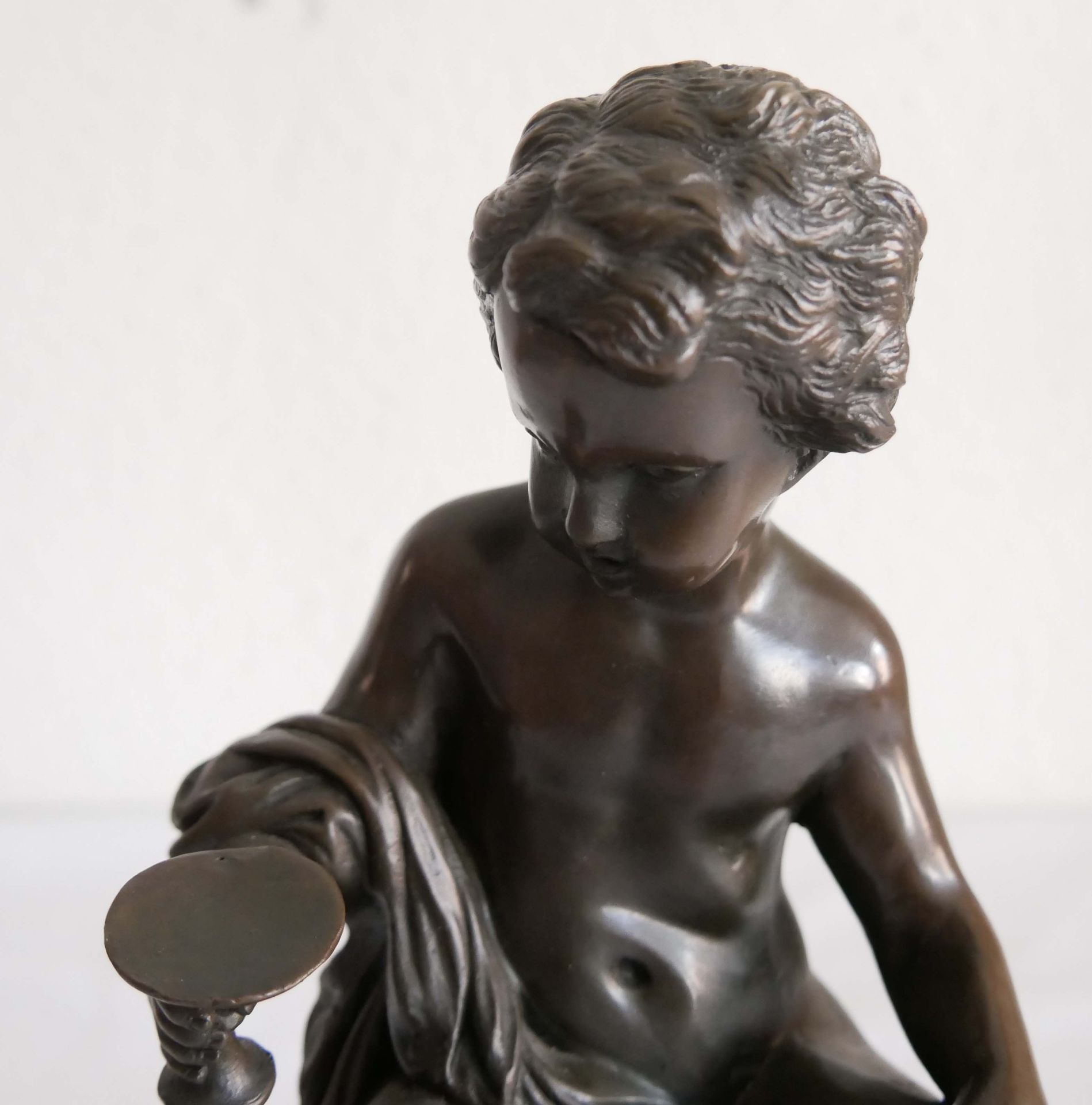 Bronzefigur "Putto mit Becher", Bronzesiegel Paris, Formnummer A 1061. Auf Marmorsockel. Höhe ca. 28 - Bild 5 aus 5