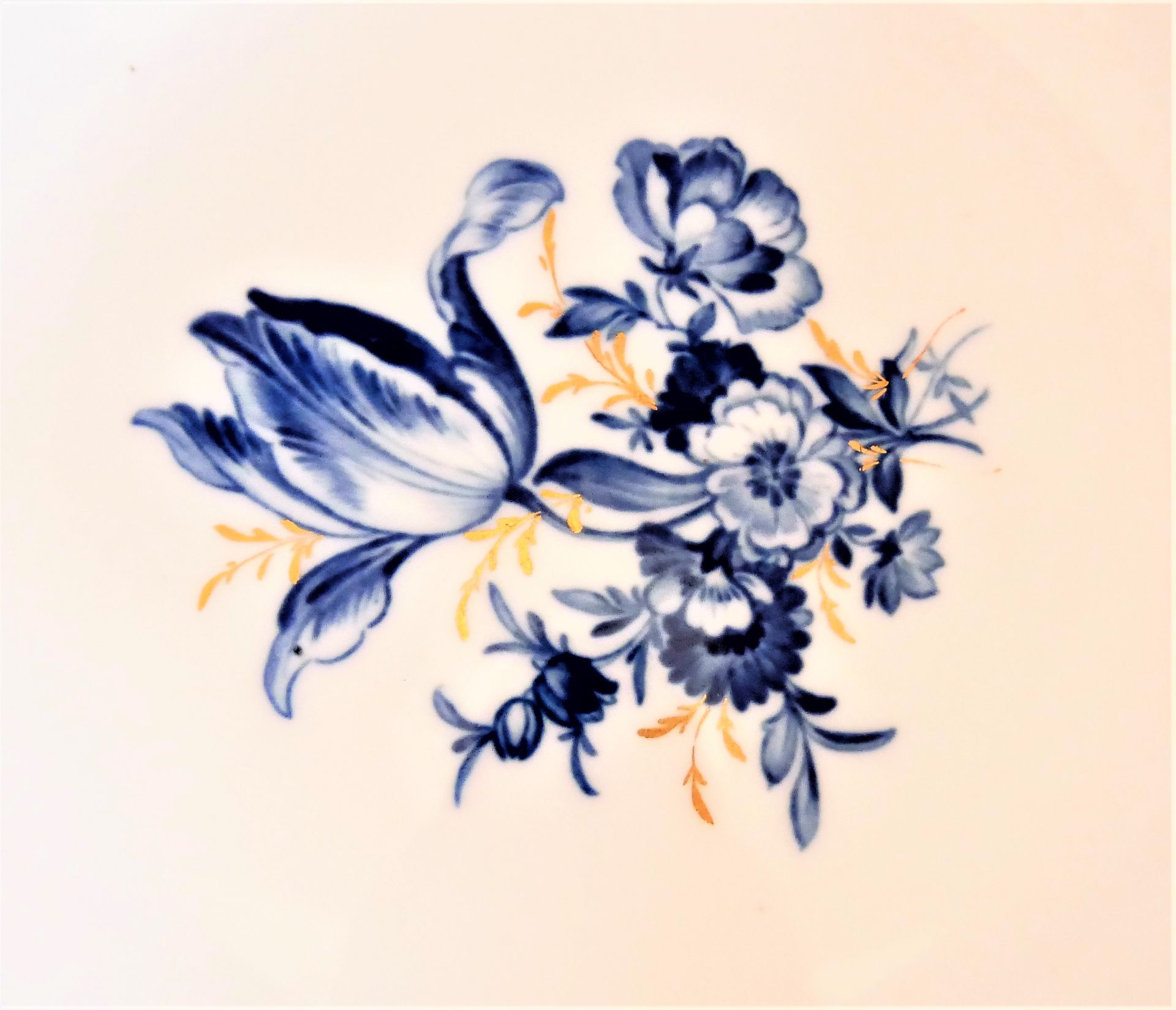 Meissen - runde Schale, Blaue Blume mit Insektenmalerei, Knaufzeit, um 1900 Porzellan. 2 - Image 3 of 3