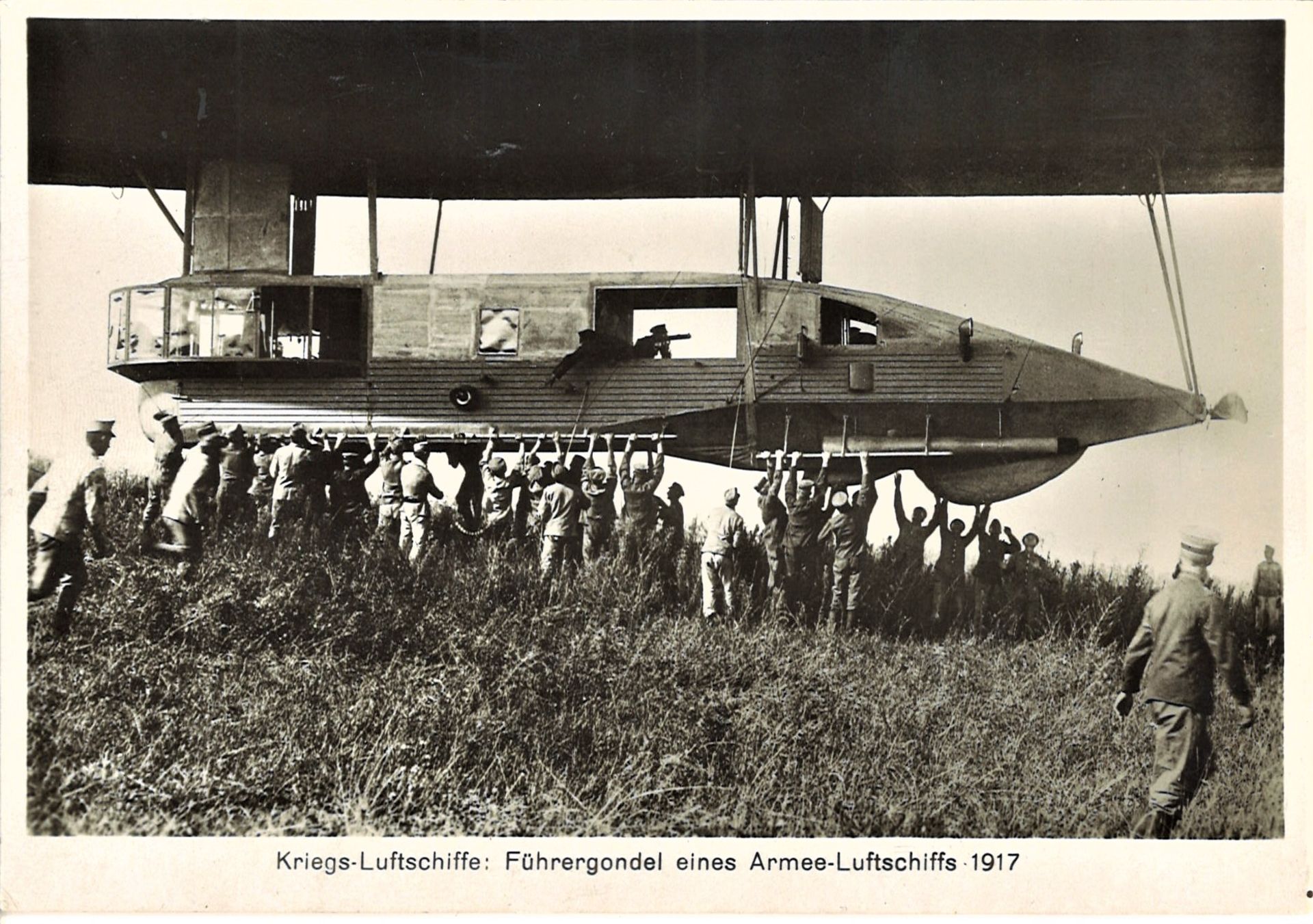 Foto Kriegsluftschiffe: Führergondel eines Armee - Luftschiffs, 1917.