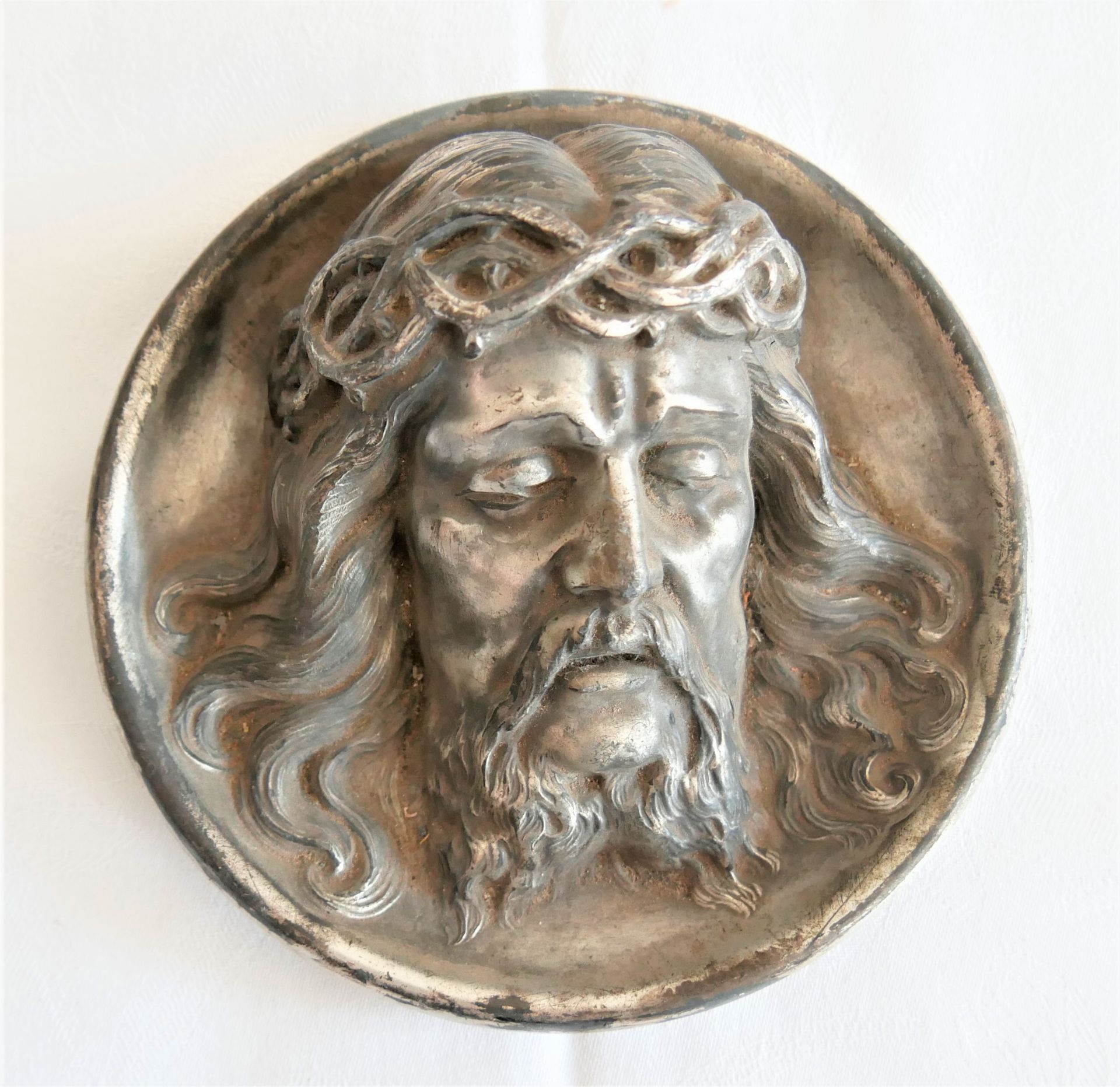 2 Zinn-Reliefbilder, Jesus & Madonnenkopf, Durchmesser ca. 13 cm, alte Stücke - Bild 3 aus 4