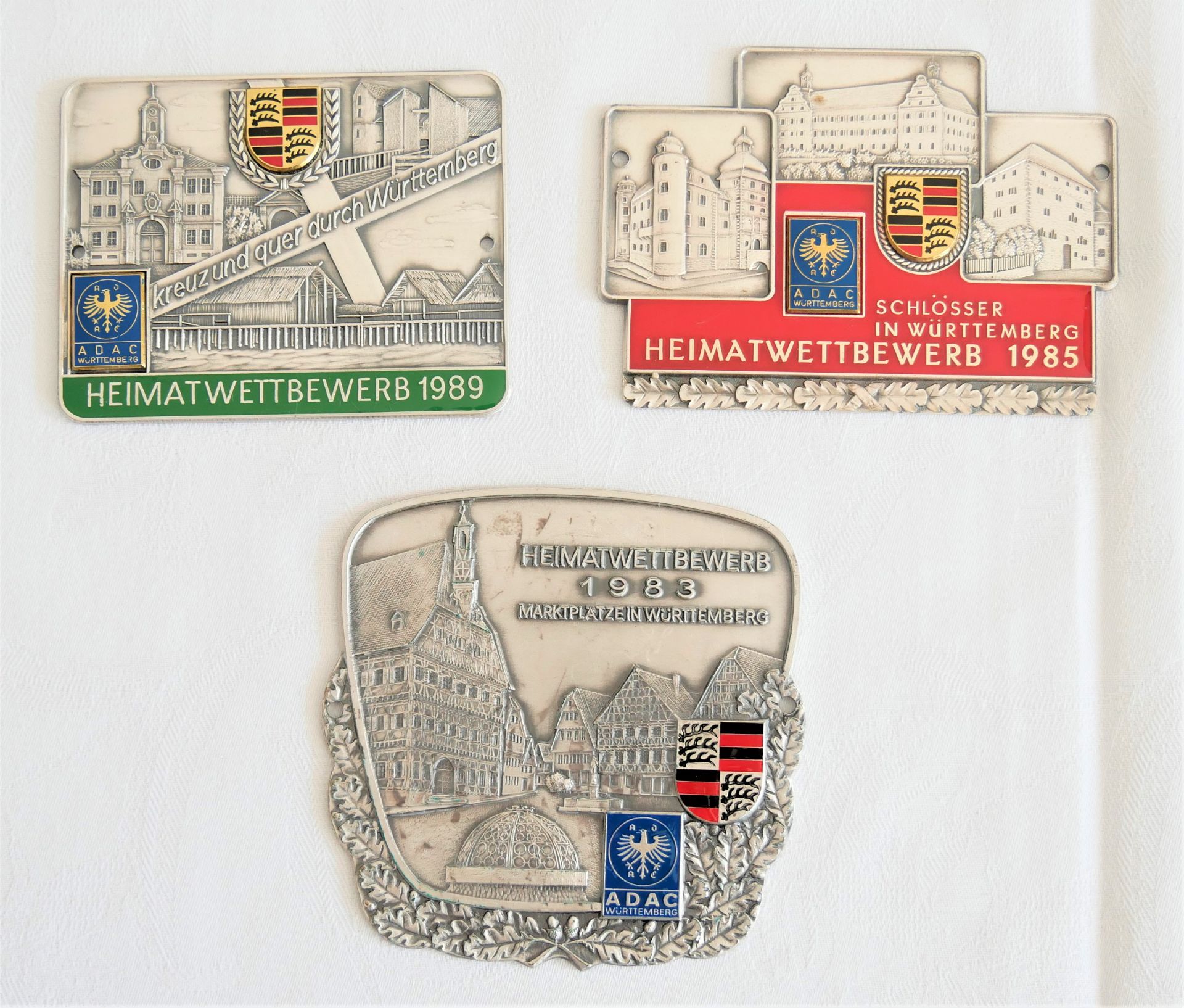 Drei ADAC - Heimatwettbewerb - Plakette: 1983 Marktplätze in Württemberg, 1985 Schlösser in