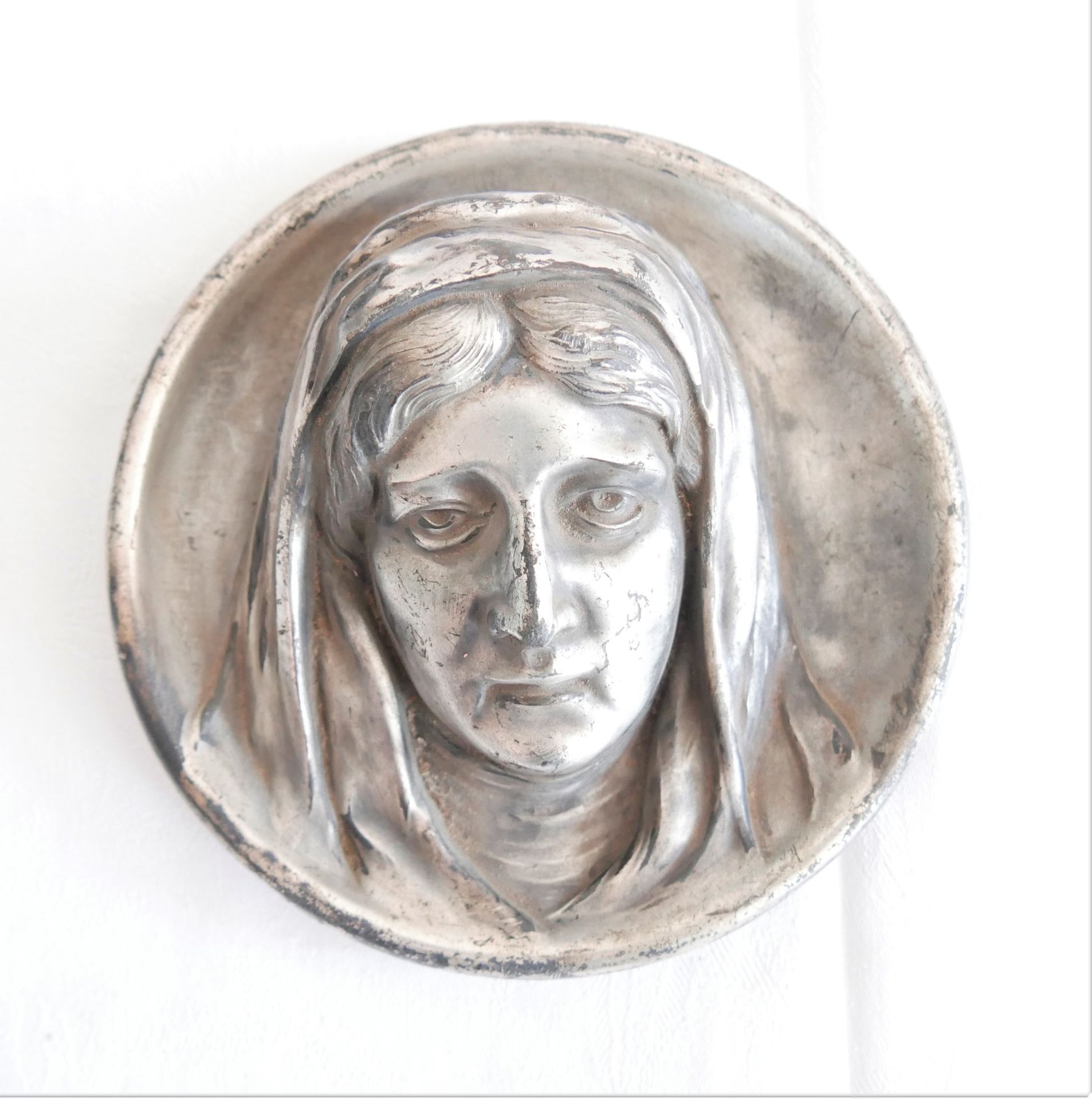 2 Zinn-Reliefbilder, Jesus & Madonnenkopf, Durchmesser ca. 13 cm, alte Stücke - Bild 2 aus 4