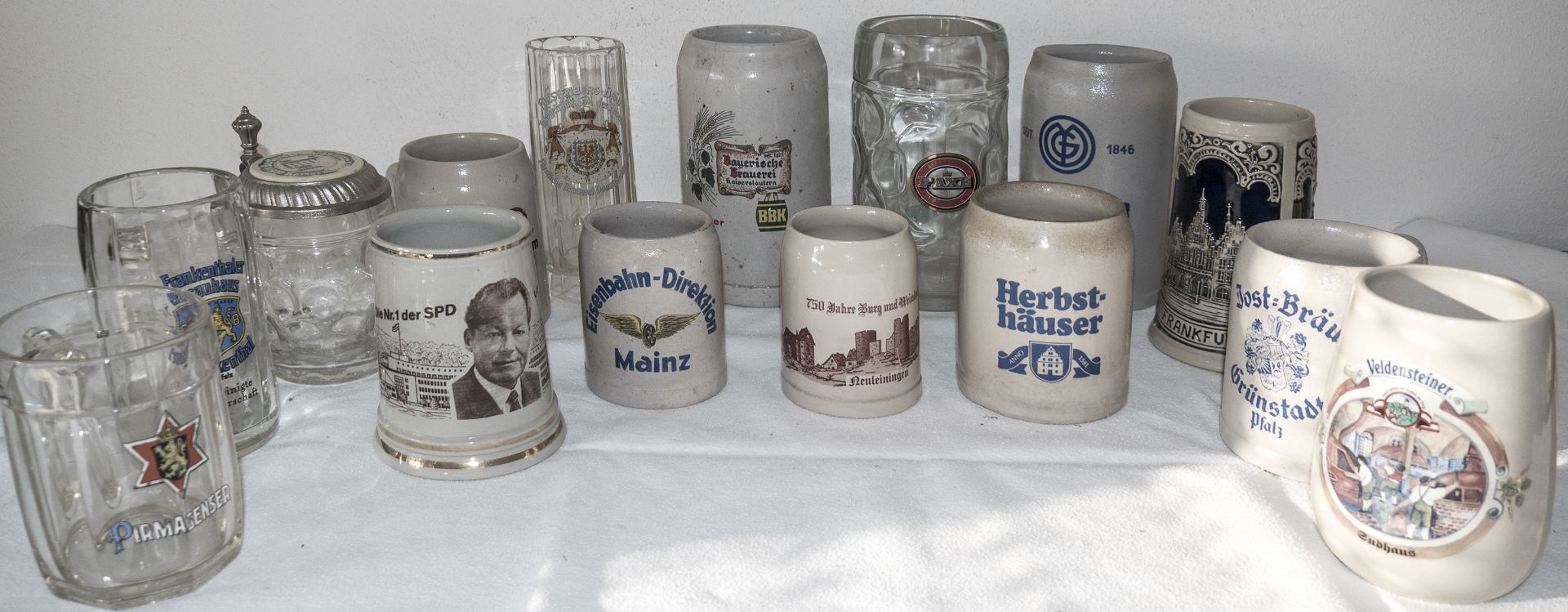 15 Bierseidel, Glas / Keramik, verschiedene Motive und Brauereien. Dabei Mayer Bräu, BBK, Jost
