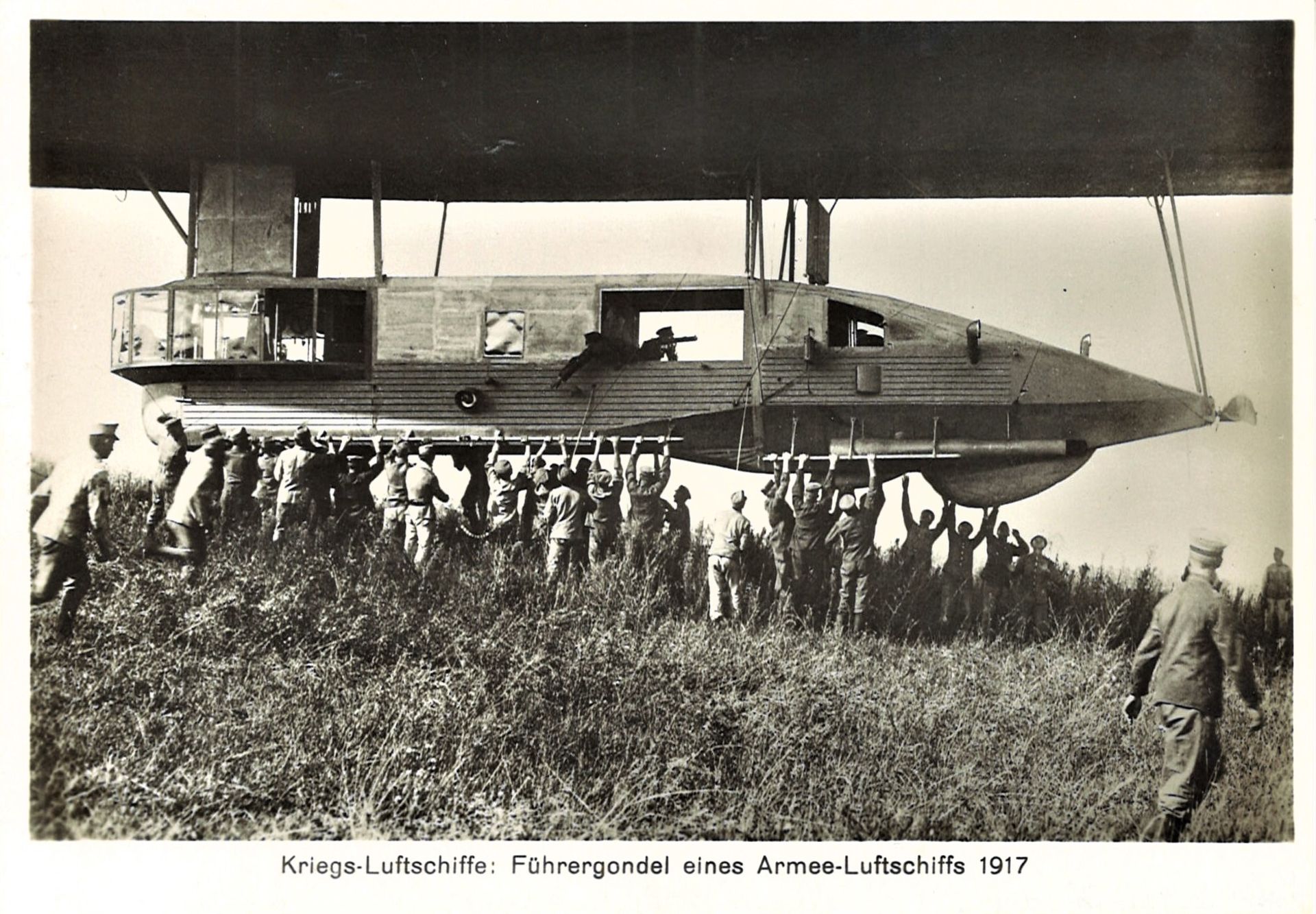 Foto Kriegsluftschiffe: Führergondel eines Armee - Luftschiffs, 1917.