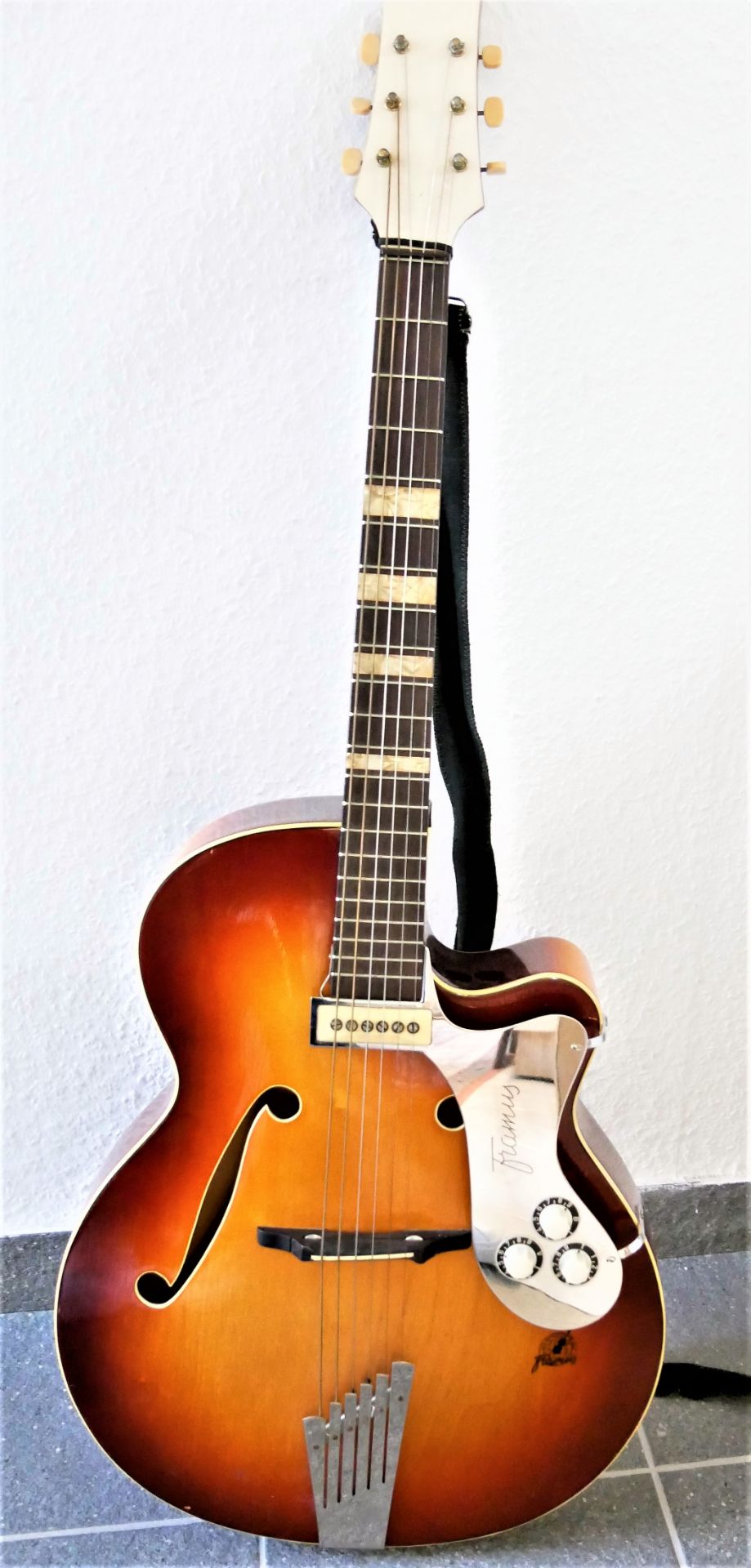 Framus E-Gitarre, wie Masterbuilt, 6-seitig. 3 Regler auf Chrom. Gebrauchter, aber guter Zustand. - Image 2 of 4