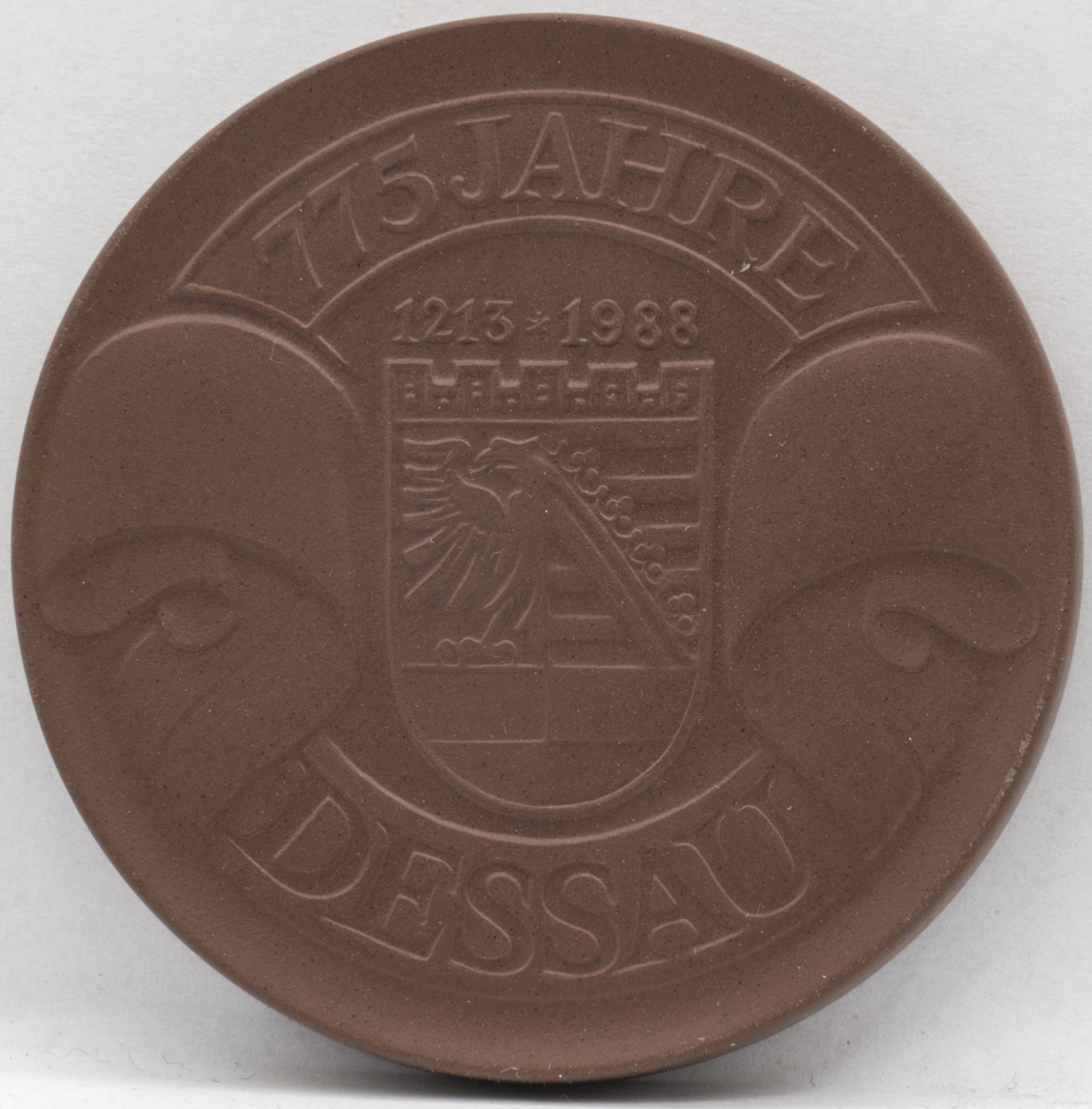 Meissen Porzellan - Medaille 775 Jahre Dessau. Durchmesser: ca. 67 mm. Erhaltung: VZ. - Bild 2 aus 2