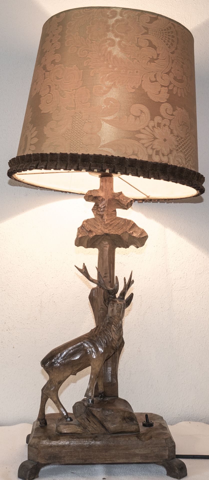 Tischlampe, Stoffschirm, Stand Holz, geschnitzt, Hirschgeweih defekt. Höhe: ca. 71 cm, Funktion