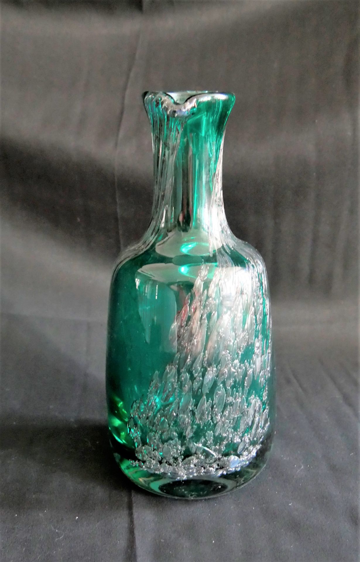 Henkelglasvase, grün mit Lufteinschlüssen. Am Ausguß minimale Abplatzer, nicht störend. Höhe ca. - Image 2 of 2