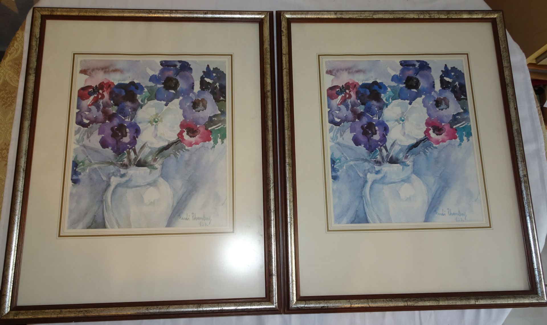 Aus süddeutscher Sammlung. Trudi Rhomberg (1901-1983), 2 Drucke "Blumen in Vase", aufwendig hinter