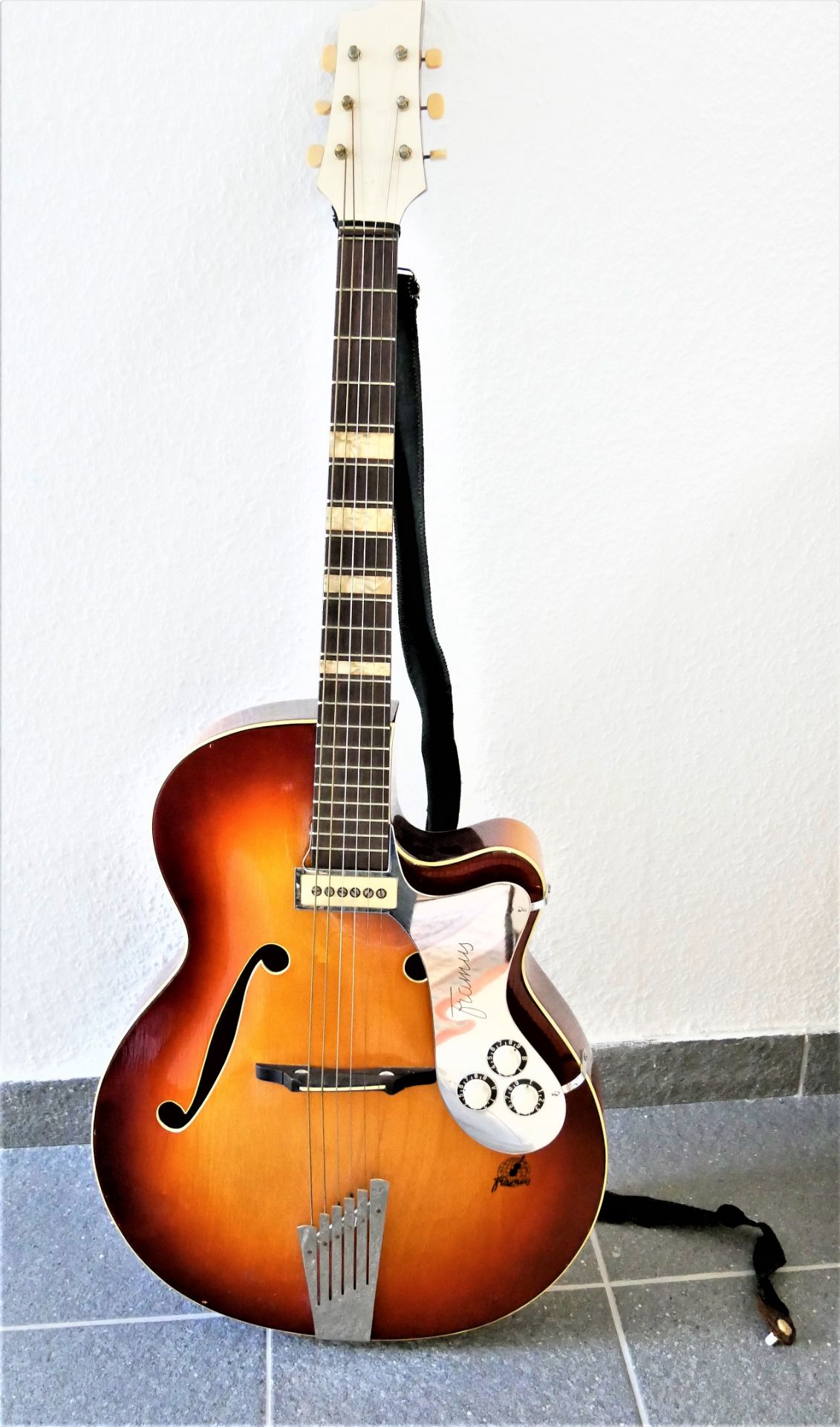 Framus E-Gitarre, wie Masterbuilt, 6-seitig. 3 Regler auf Chrom. Gebrauchter, aber guter Zustand.