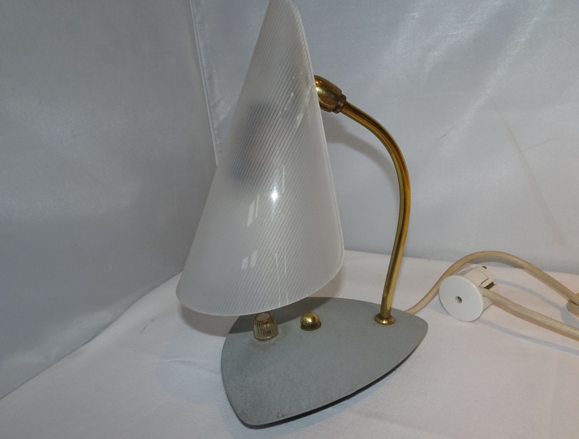 1 Tüten-Nachttischlampe mit Plastikschirm und Dimmer. Voll funktionstüchtig. Selten!