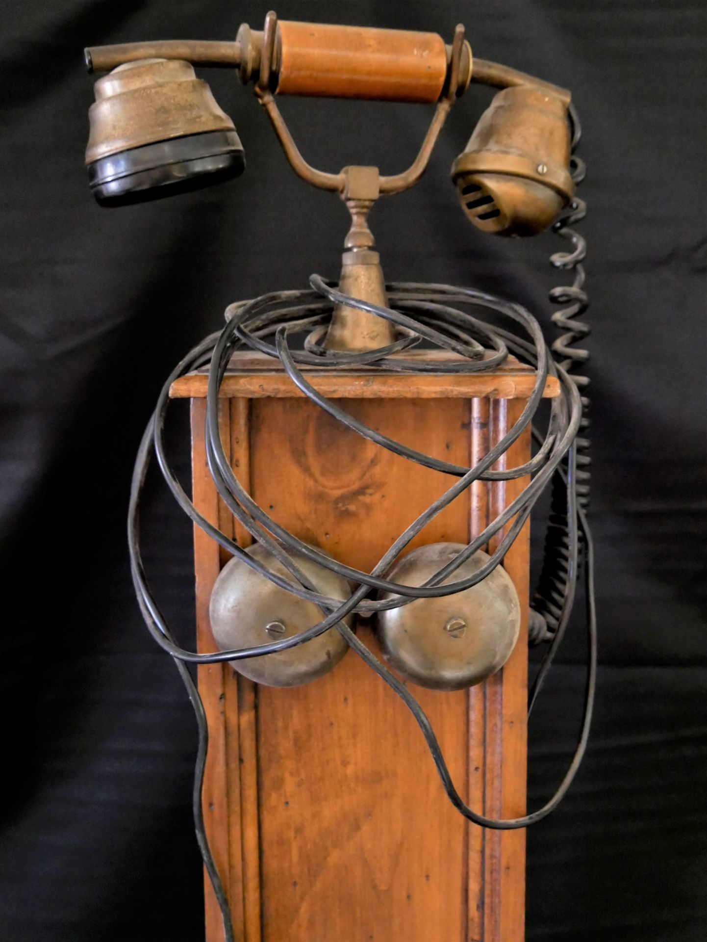 altes Standtelefon mit Holzaufbau. Funktion nicht geprüft. Höhe ca. 96 cm