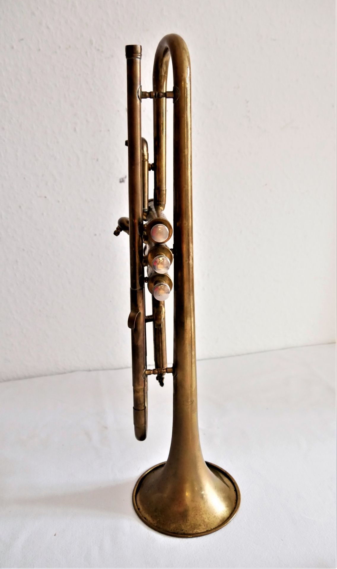 Eine alte Trompete mit starken Gebrauchsspuren zum reparieren. Ohne Mundstück. Länge ca. 40 cm - Image 2 of 2