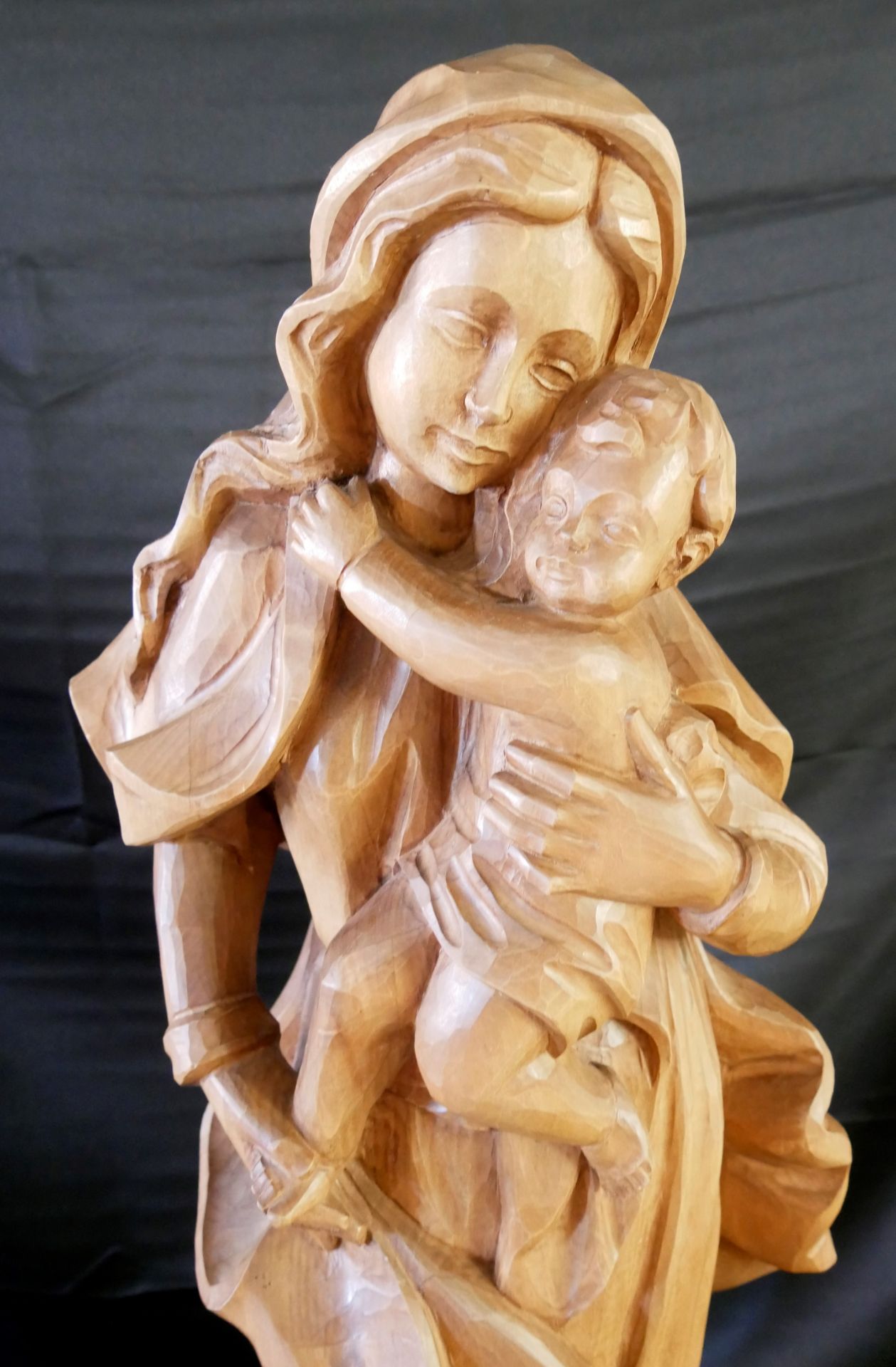 Holzskulptur "Maria mit Jesukind", handgeschnitzt. Höhe ca. 80 cm - Image 2 of 3