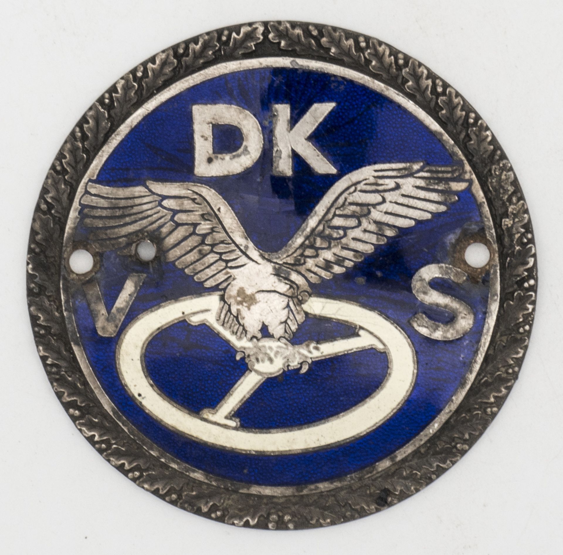 Plakette DK VS. Durchmesser: ca. 78 mm.