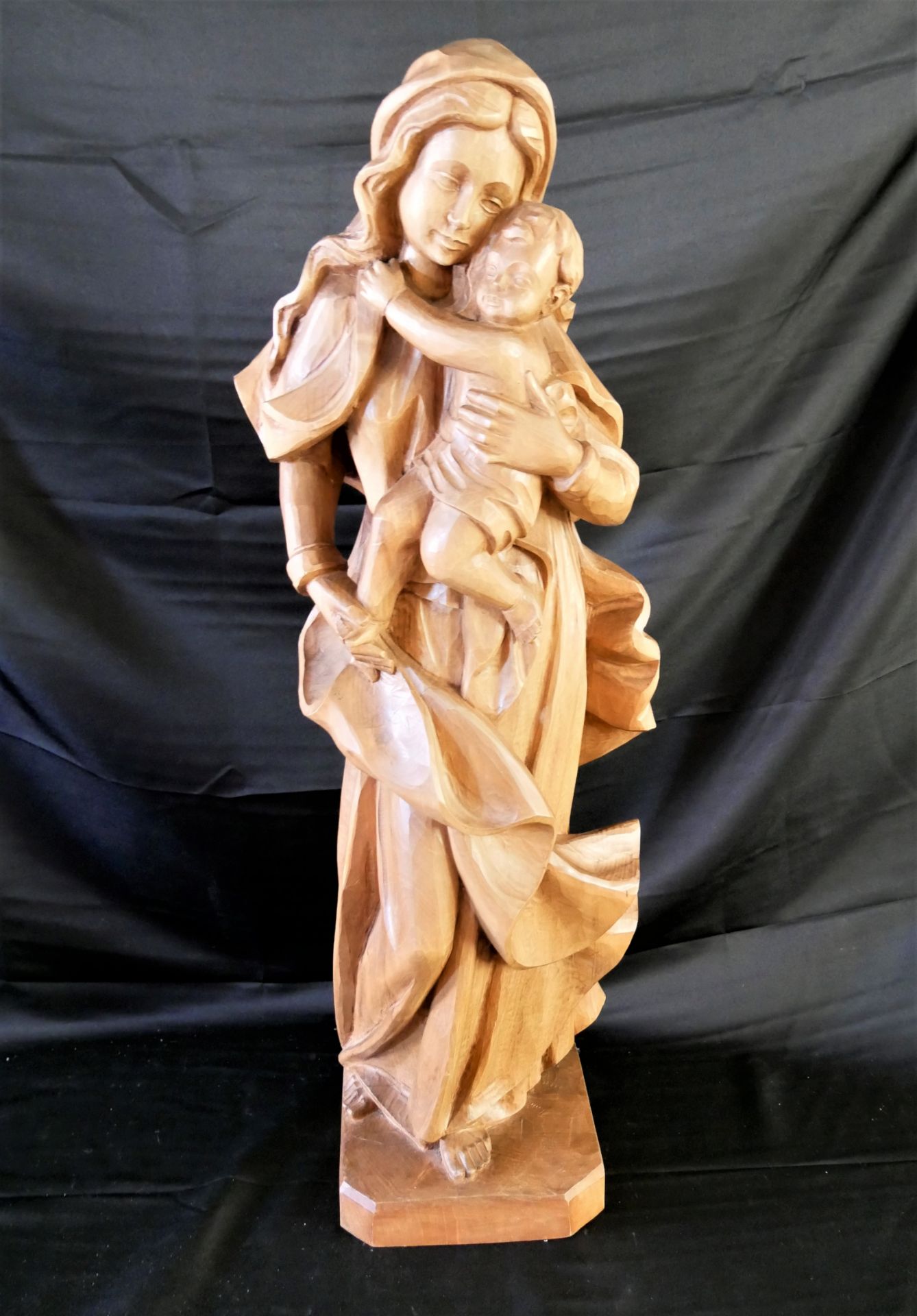 Holzskulptur "Maria mit Jesukind", handgeschnitzt. Höhe ca. 80 cm