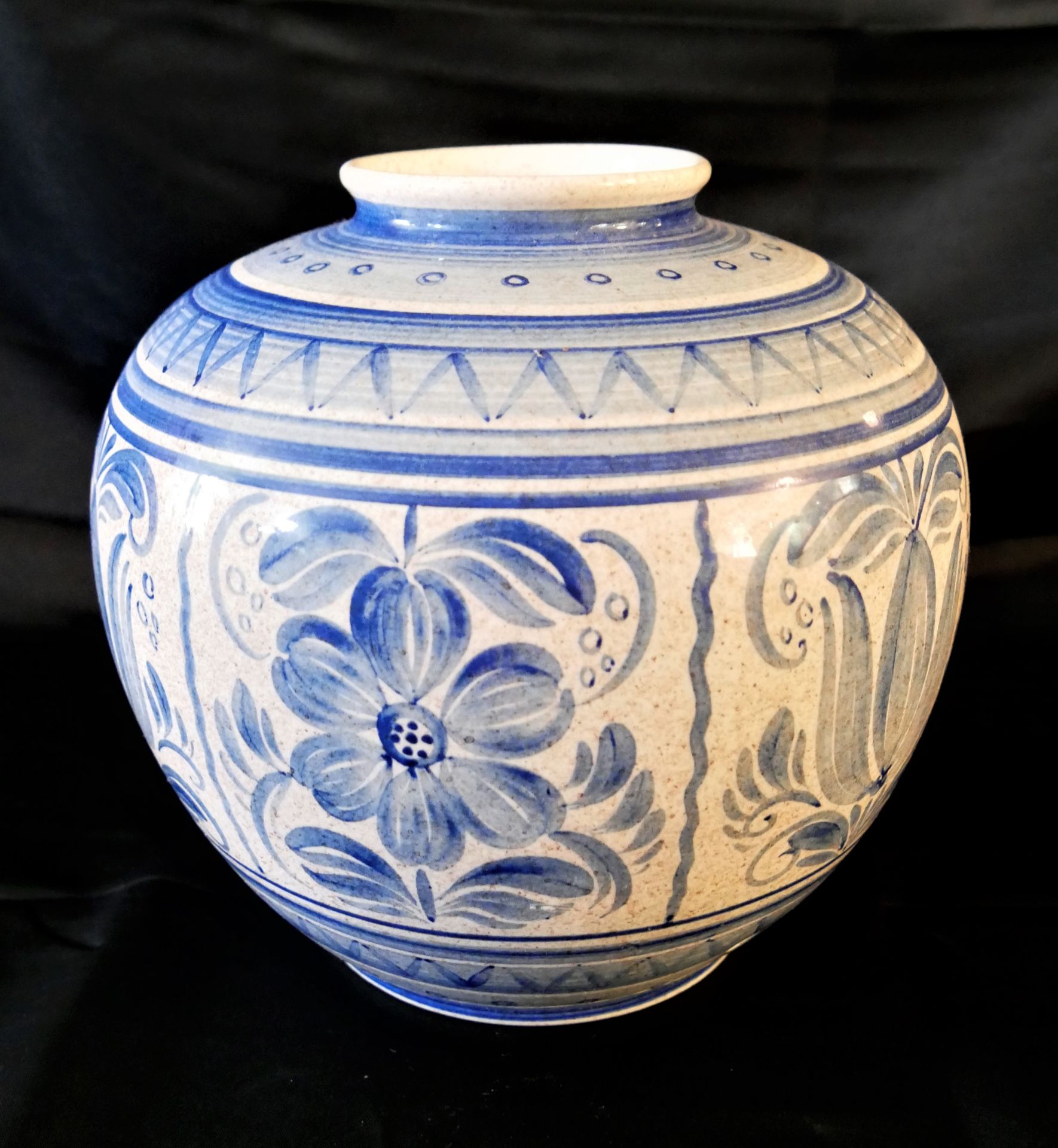 Keramik Vase Villeroy & Boch, gemarkt V+B M, Nr. 4133. Höhe ca. 21 cm. Unten wurde ein kleines