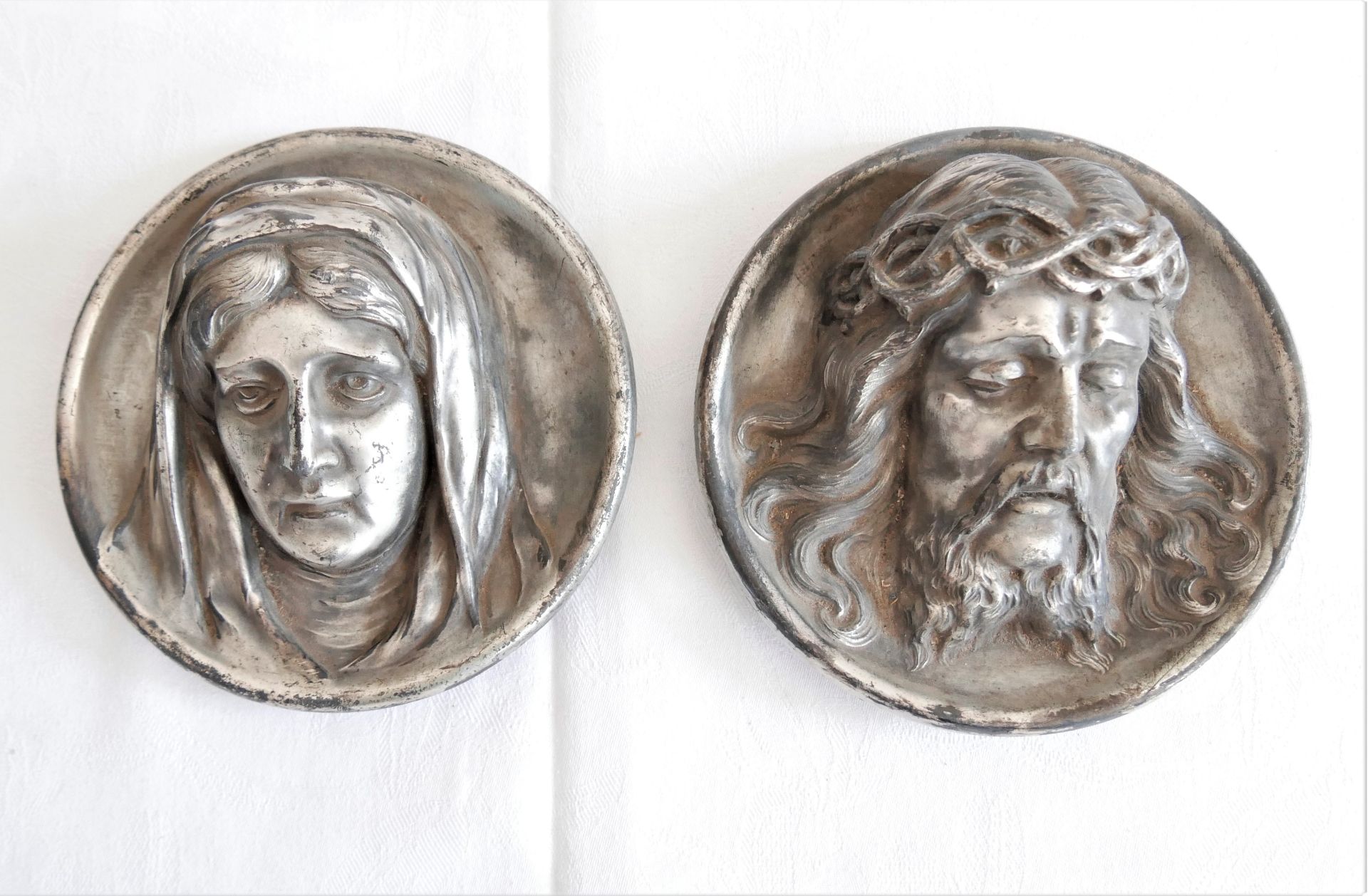 2 Zinn-Reliefbilder, Jesus & Madonnenkopf, Durchmesser ca. 13 cm, alte Stücke