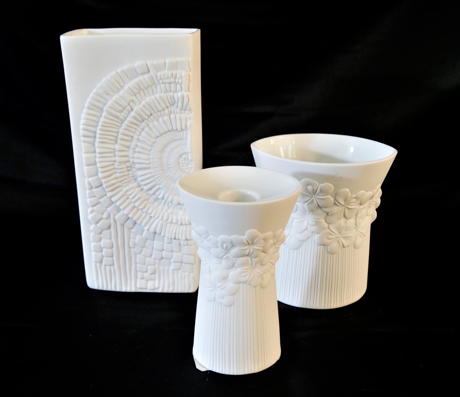 3 Teile Kaiser Porzellan, dabei 1 Vase, Höhe ca. 22,5 cm, guter Zustand, sowie 1 Vase, Höhe ca. 13,5