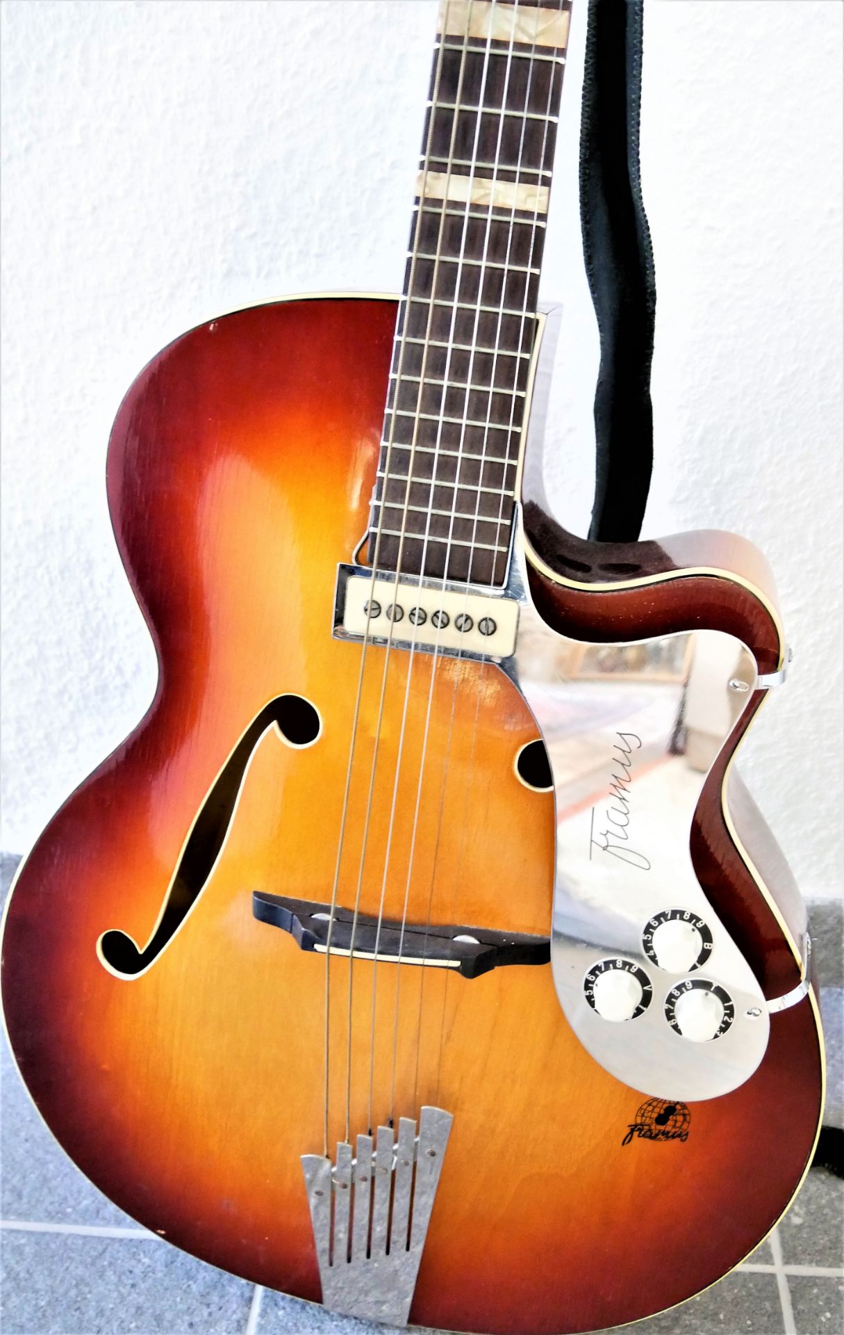 Framus E-Gitarre, wie Masterbuilt, 6-seitig. 3 Regler auf Chrom. Gebrauchter, aber guter Zustand. - Image 3 of 4