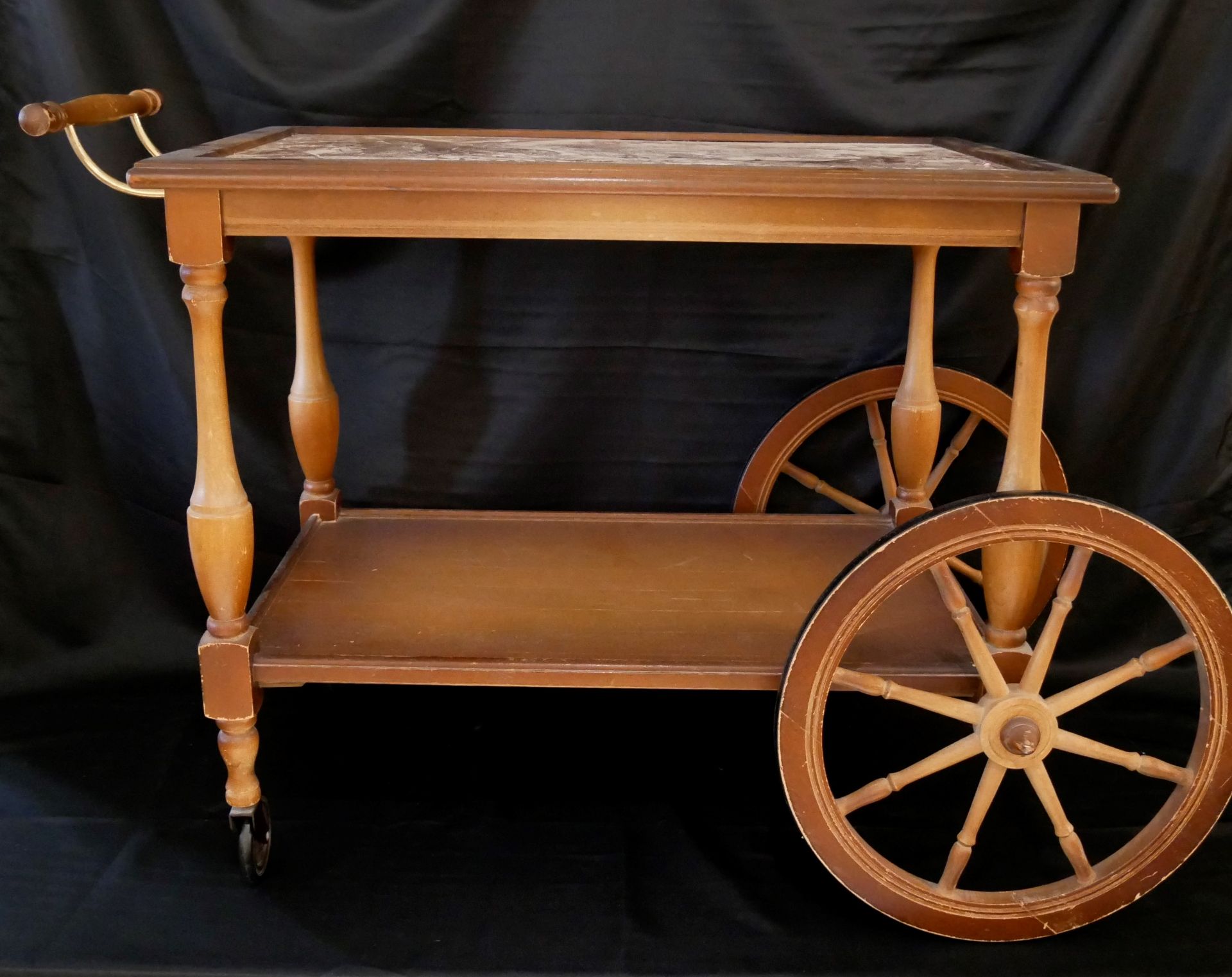 Servierwagen aus Holz mit Keramikplatte Grünstadter Keramik. Höhe ca. 60 cm, Breite ca. 45 cm, Länge