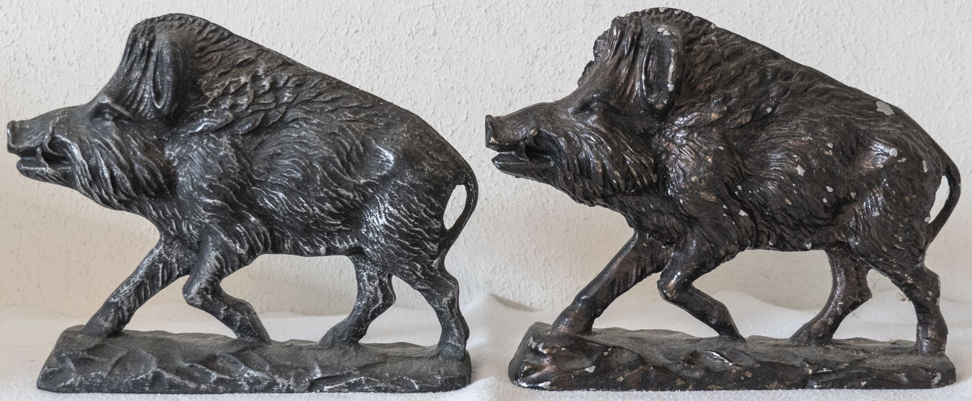 Zwei Wildschwein - Skulpturen, Metall, Länge: ca. 17 cm., Höhe: ca. 14 cm.