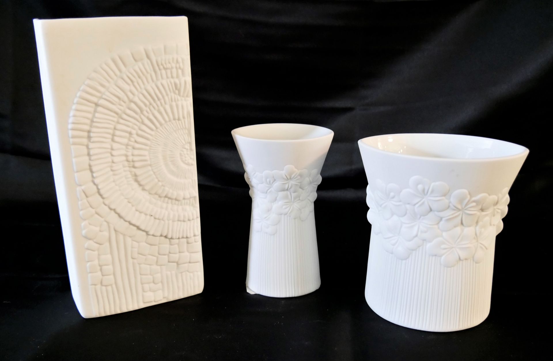 3 Teile Kaiser Porzellan, dabei 1 Vase, Höhe ca. 22,5 cm, guter Zustand, sowie 1 Vase, Höhe ca. 13,5 - Image 3 of 3