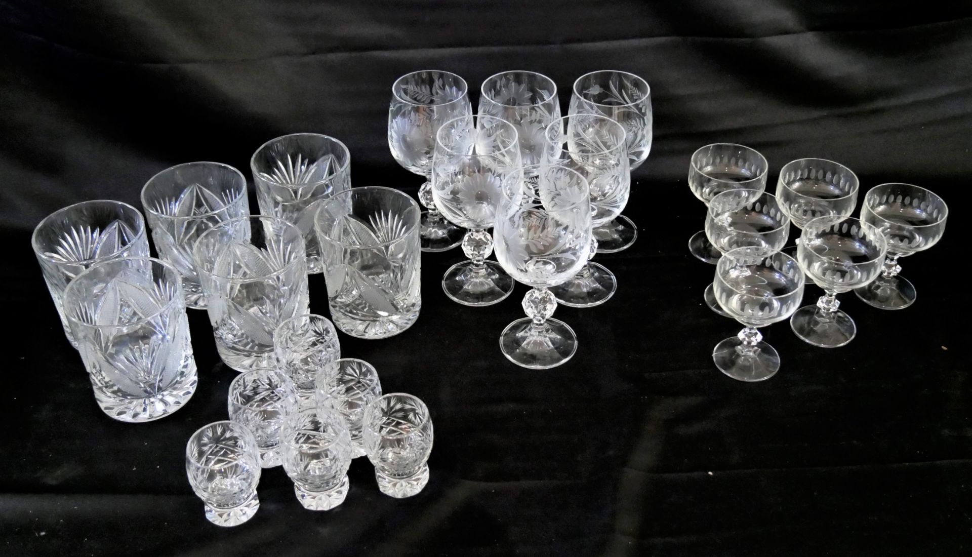 Lot Kristallglas, bestehend aus 6 Likörgläser, 6 Schnapsgläser, 6 Whiskygläser, 6 Weingläser.