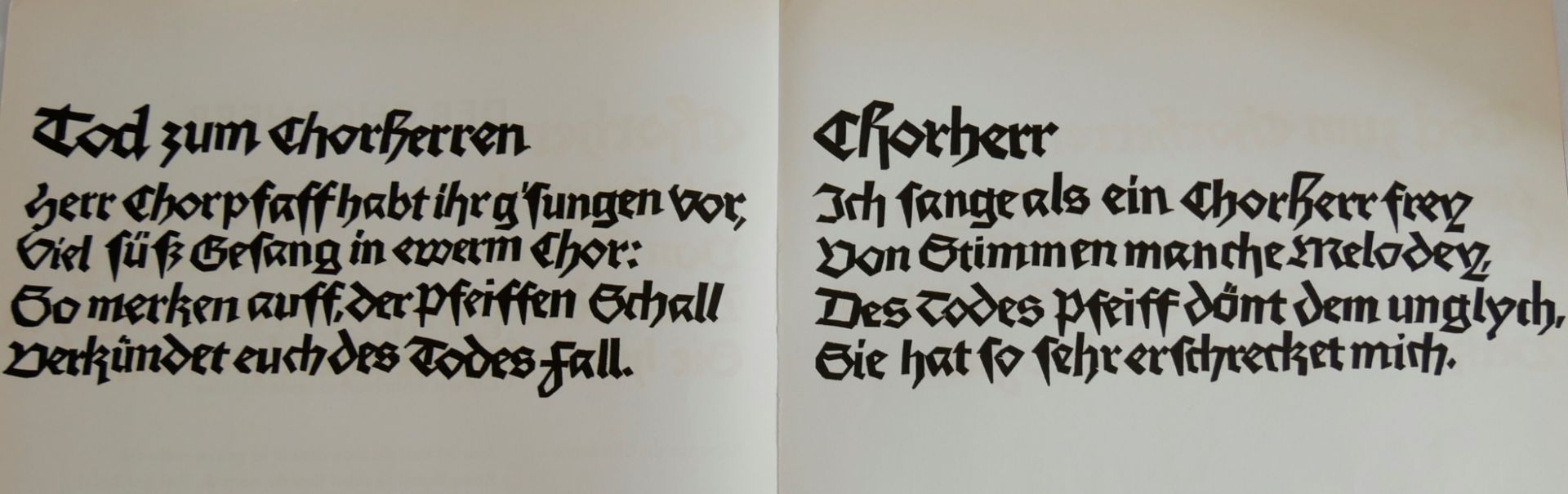 HAP Grieshaber (1909-1981),Gesamtblatt mit Text Der Chorherr "Memento Mori", Farbholzschnitt. - Bild 2 aus 3