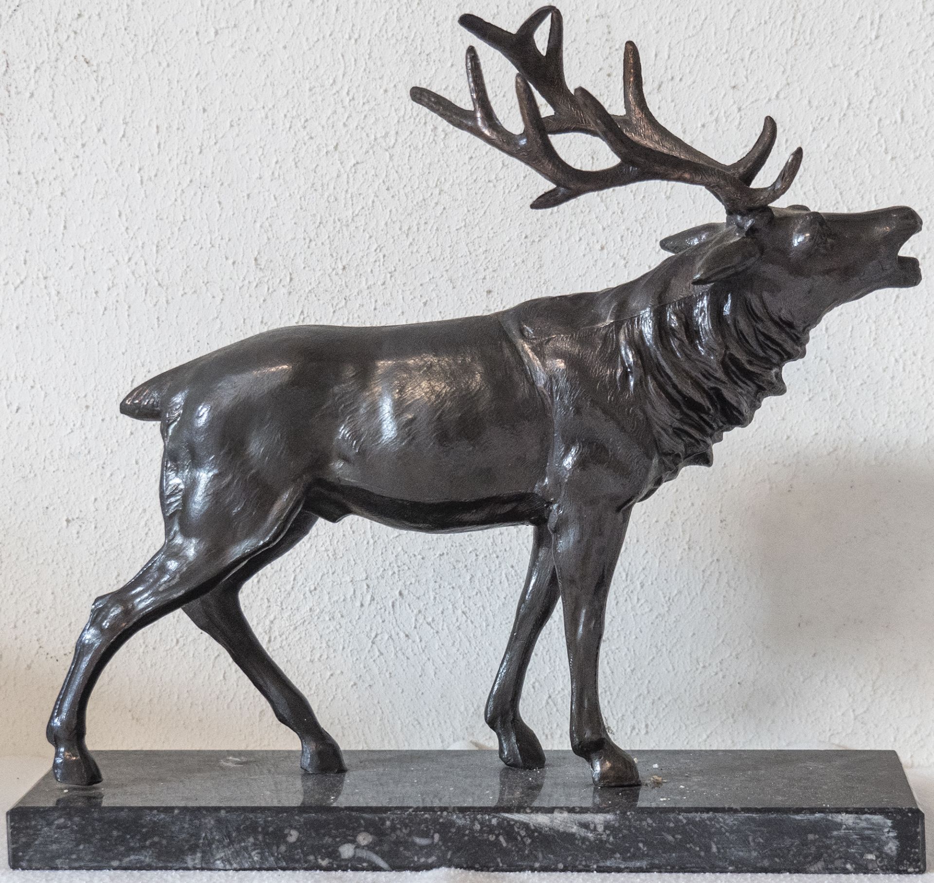 Bronzefigur "Hirsch", auf Marmorsockel, Länge: ca. 25 cm, Höhe: ca. 21,5 cm, Tiefe: ca. 7,5 cm.