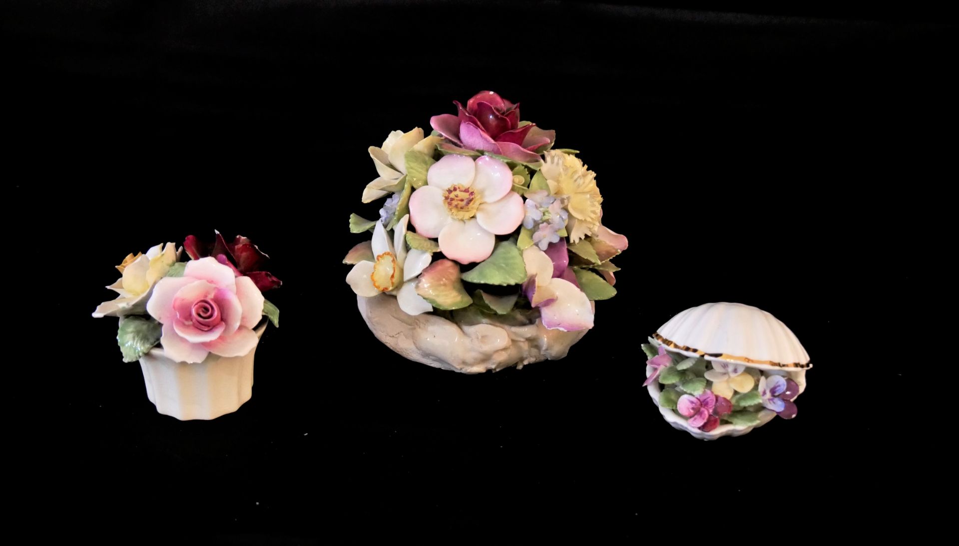 3 Teile Porzellan "Blumen", verschiedene Modelle. Kleine Chips vorhanden