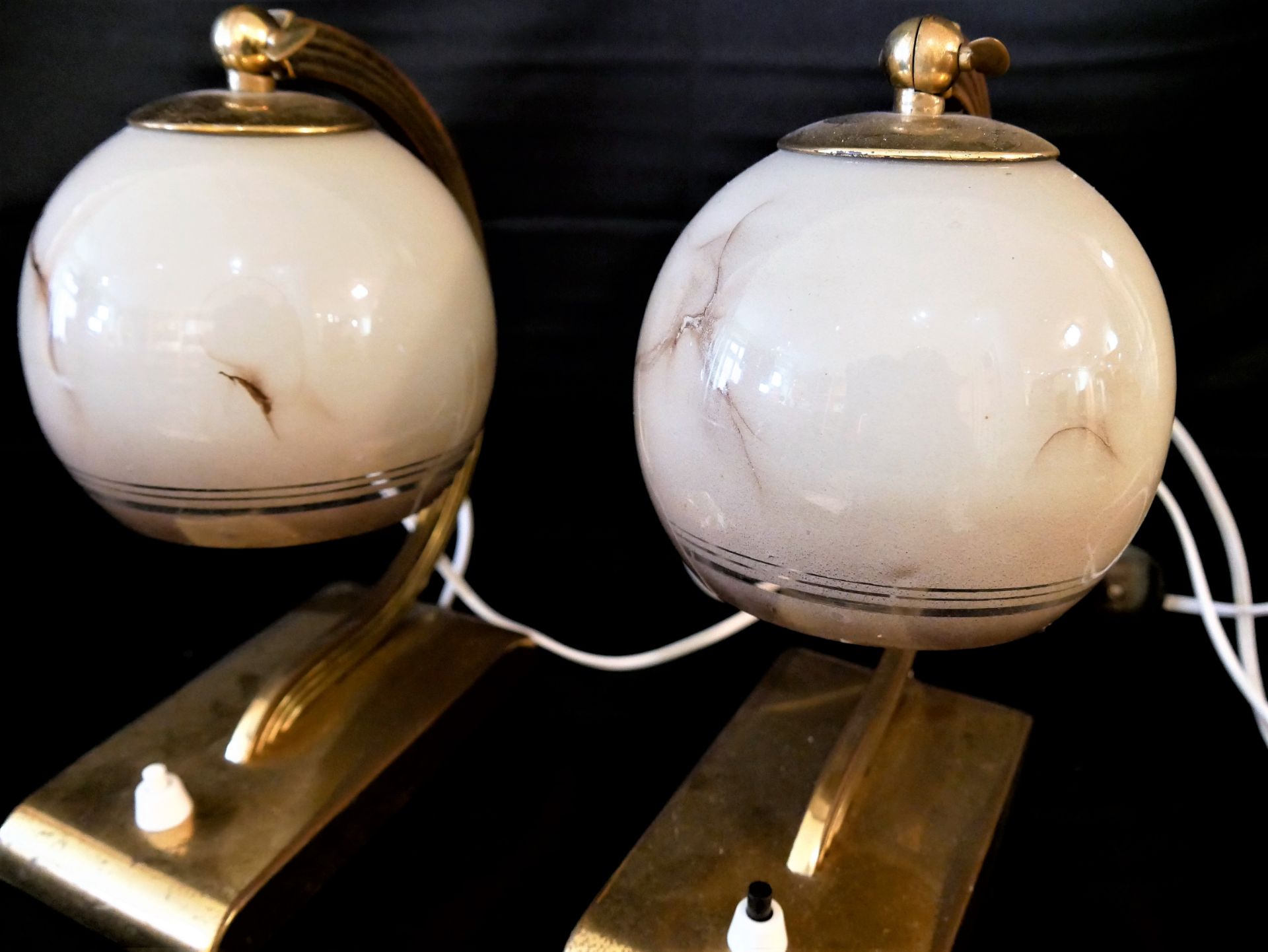 2 Tisch / Nachttischlampen, ca. 60er Jahre. Mit braun/beigem Glasschirm. Höhe ca. 23 cm. Funktion - Bild 2 aus 2