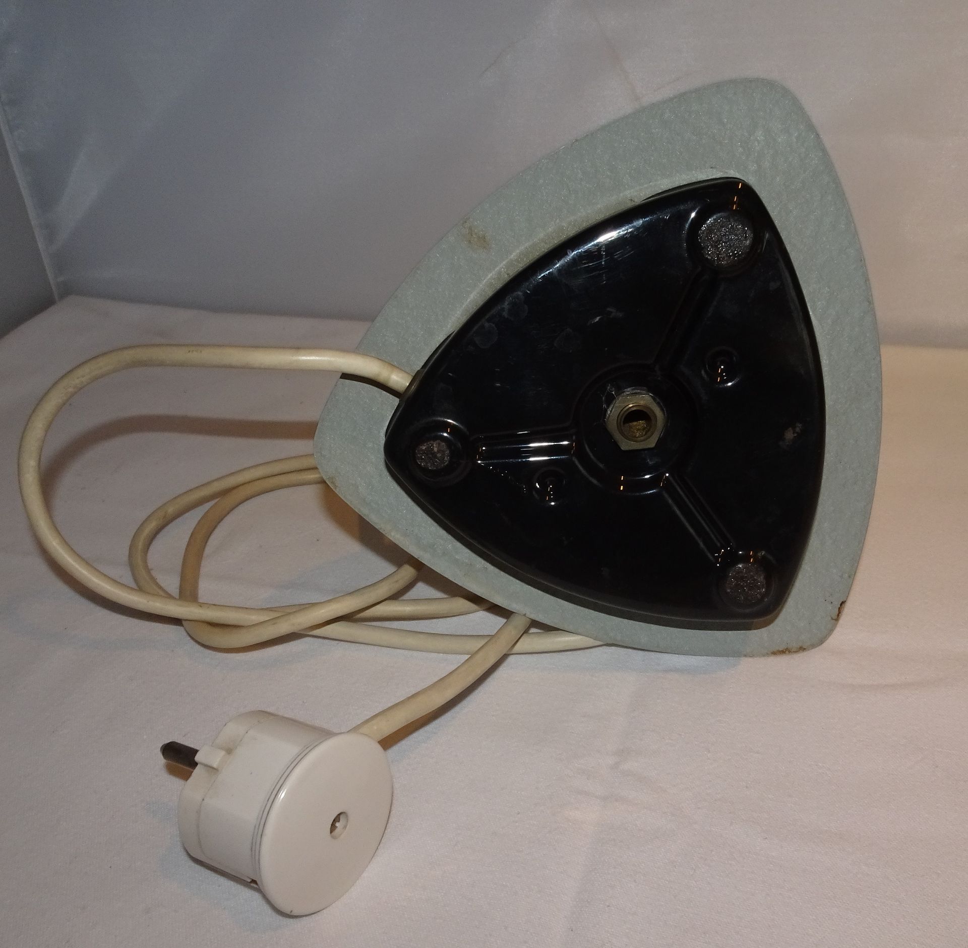 1 Tüten-Nachttischlampe mit Plastikschirm und Dimmer. Voll funktionstüchtig. Selten! - Bild 4 aus 5