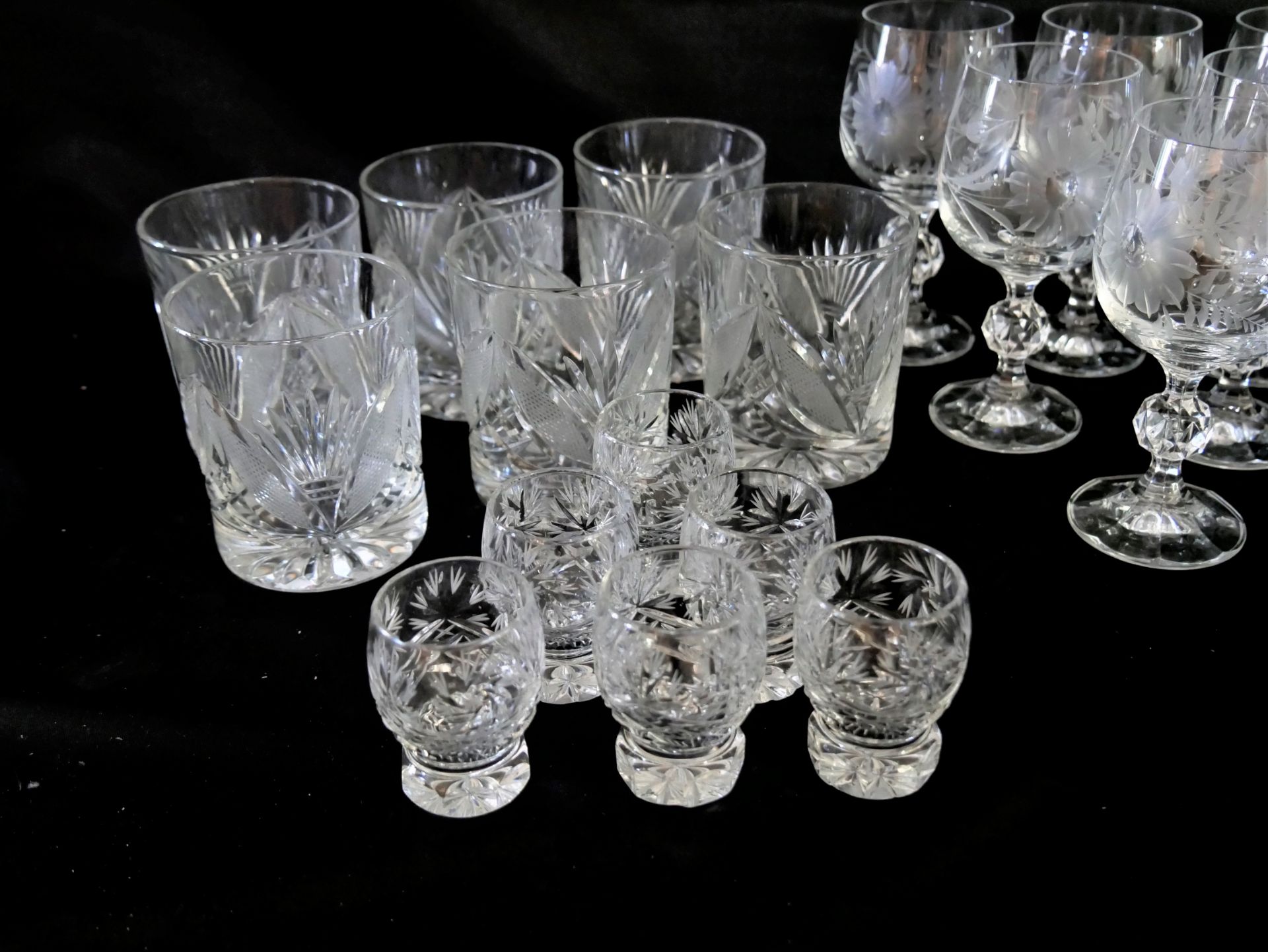 Lot Kristallglas, bestehend aus 6 Likörgläser, 6 Schnapsgläser, 6 Whiskygläser, 6 Weingläser. - Image 3 of 3