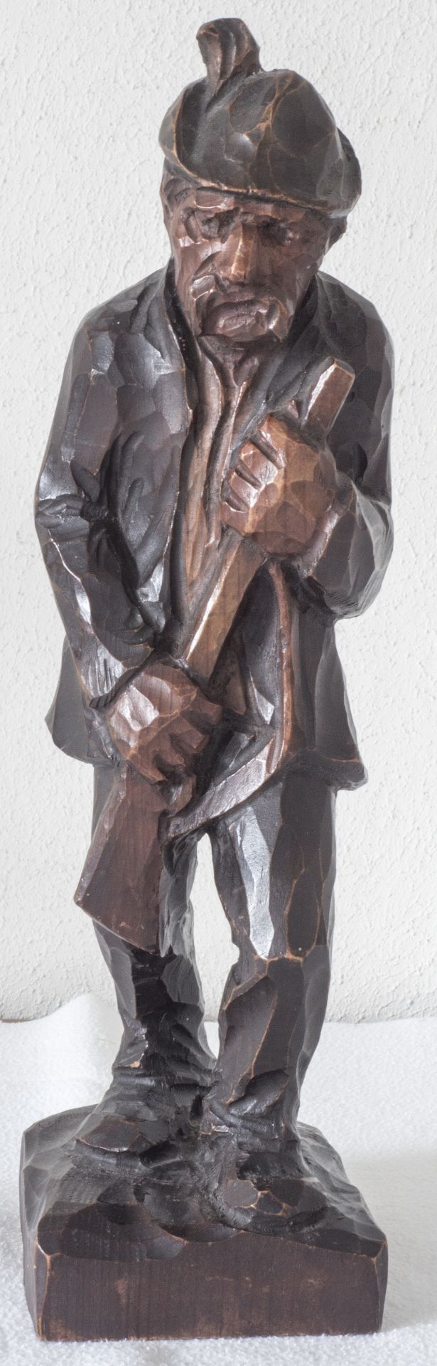 Holzfigur "Wildschütz", handgeschnitzt, Höhe: ca. 35 cm.