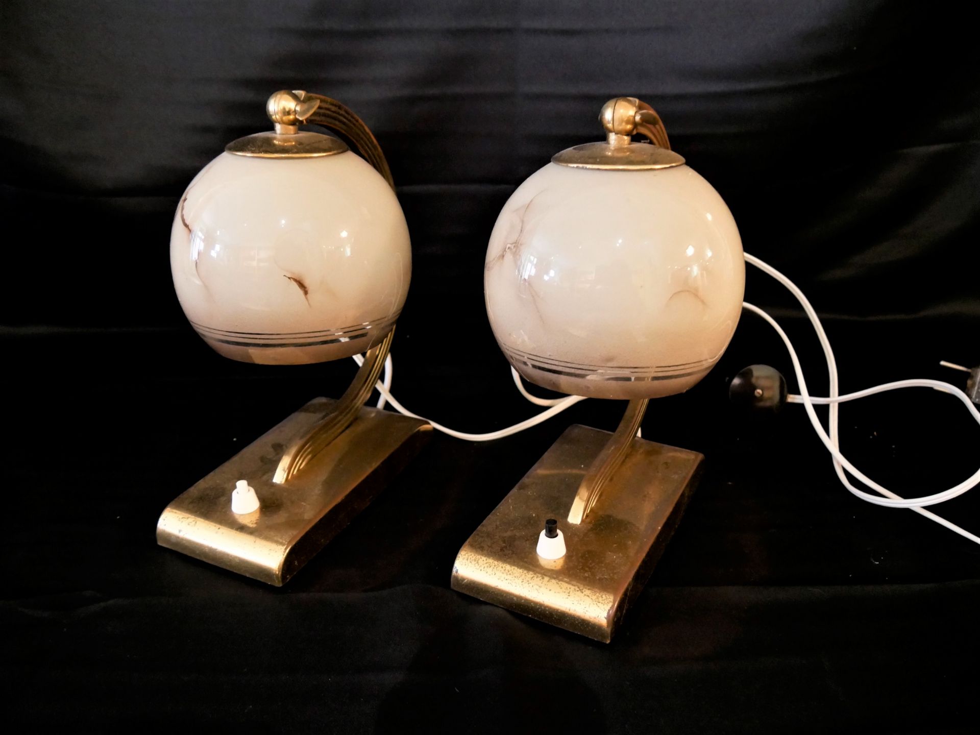 2 Tisch / Nachttischlampen, ca. 60er Jahre. Mit braun/beigem Glasschirm. Höhe ca. 23 cm. Funktion