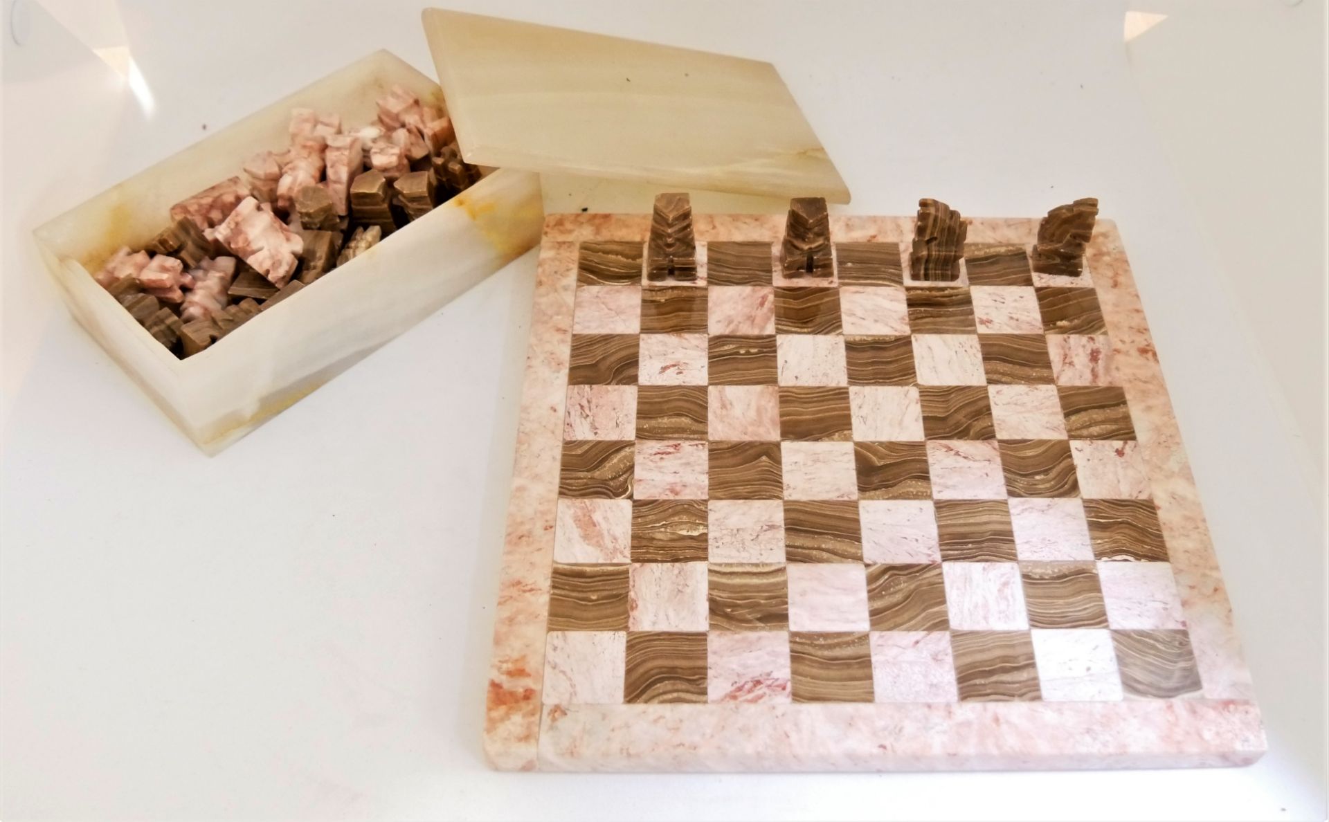 Marmorschachspiel, vollständig mit allen Spielfiguren, Maße ca. 20x20 cm. Aufbewahrungsbox ebenfalls