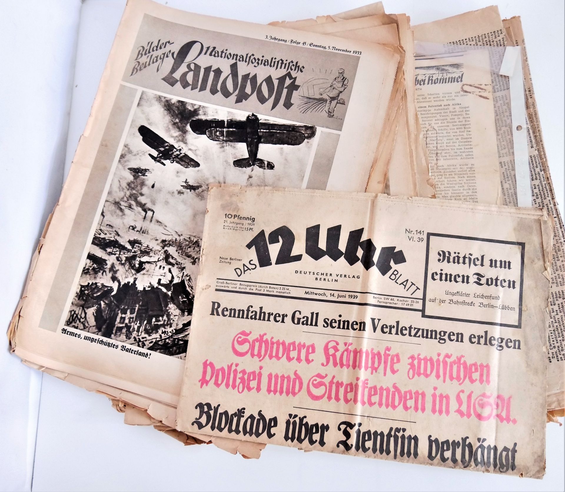 Lot alte Zeitungen und Magazine, dabei Nationalsozialistische Landpost, Das 12 Uhr Blatt, Rhein