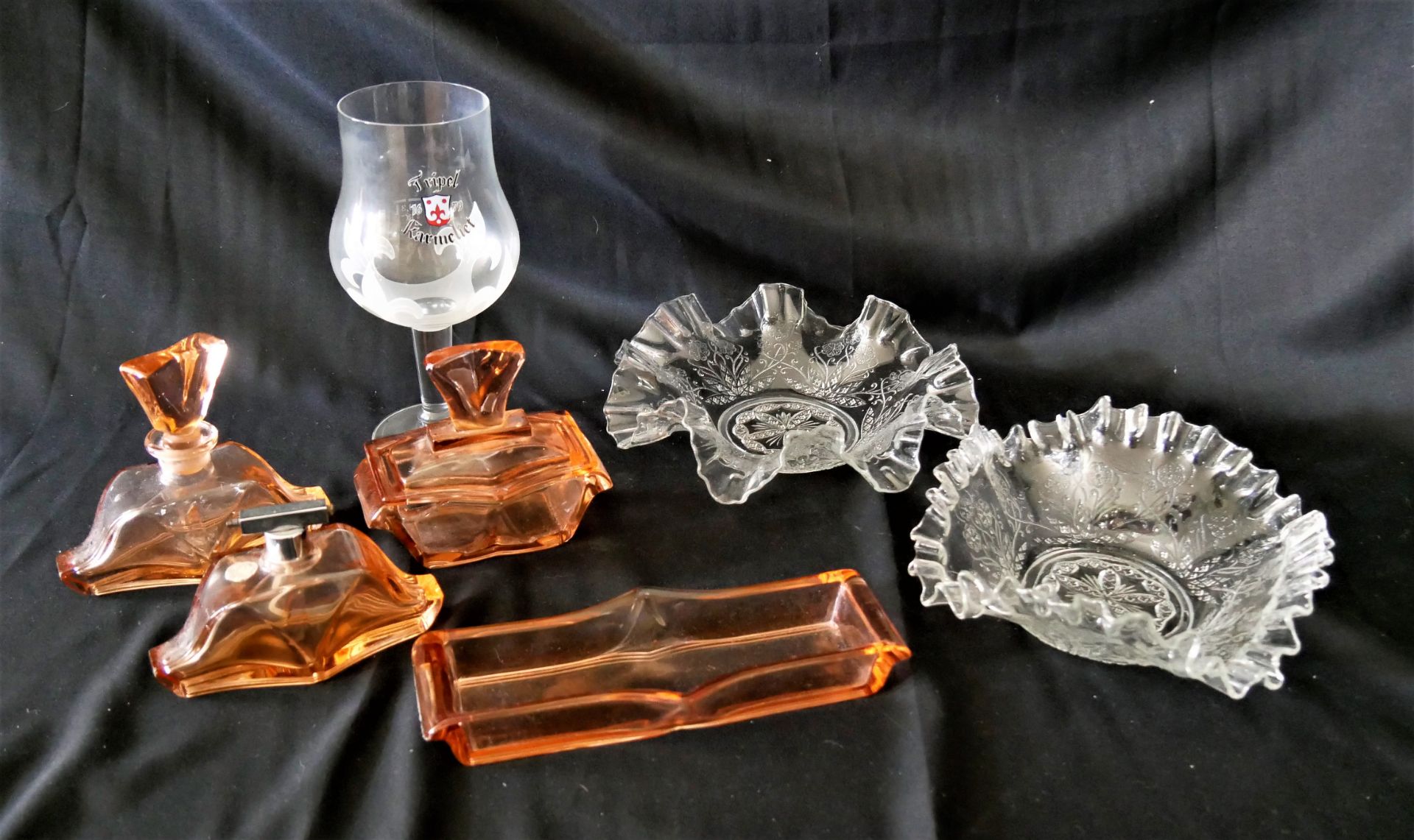 1 Lot Glas, dabei ein Parfumset, sowie 2 Taschentuchschalen, wohl Böhmen 1880 etc.